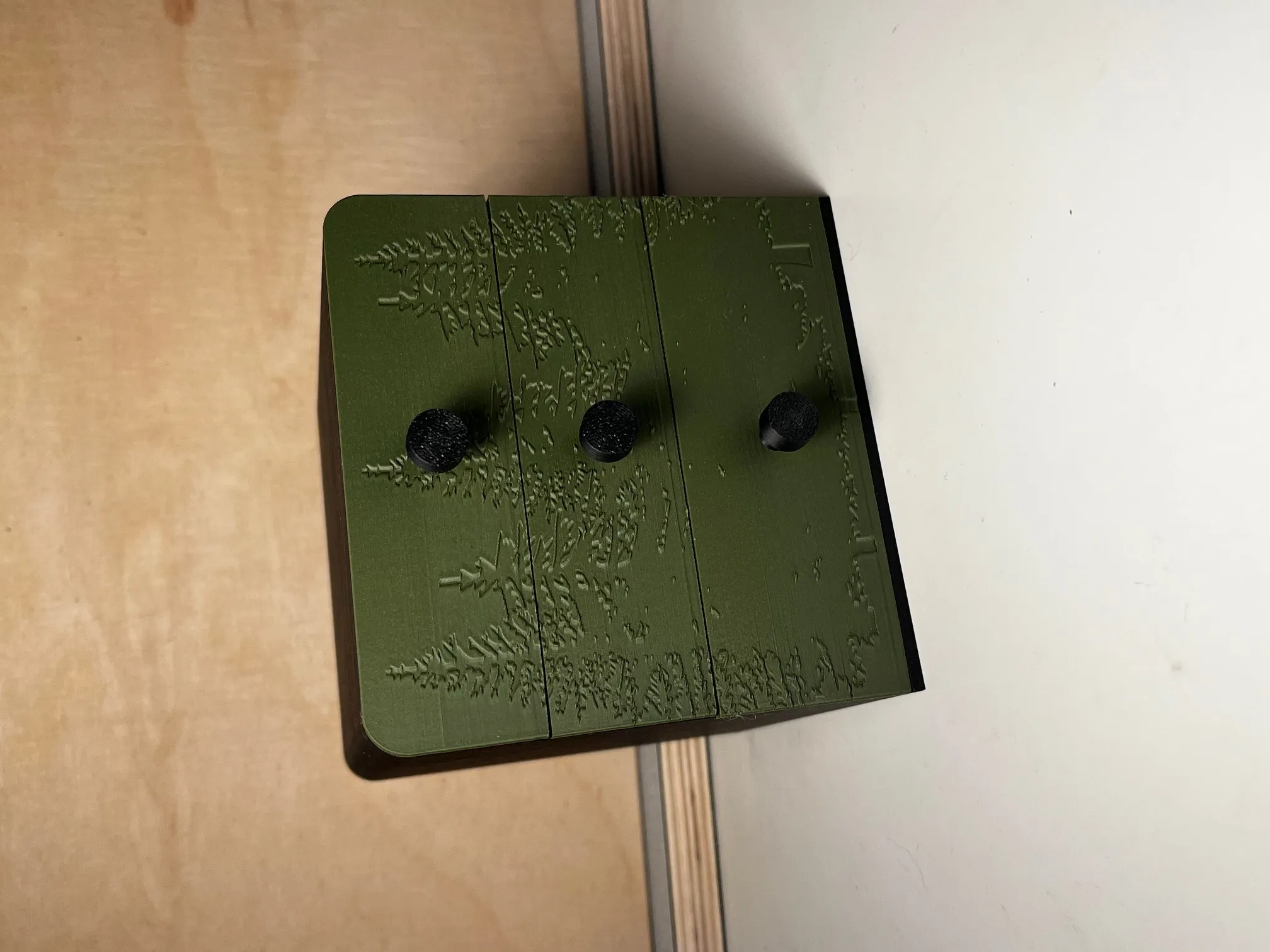 Tủ nhỏ cho dụng cụ với họa tiết cây cối