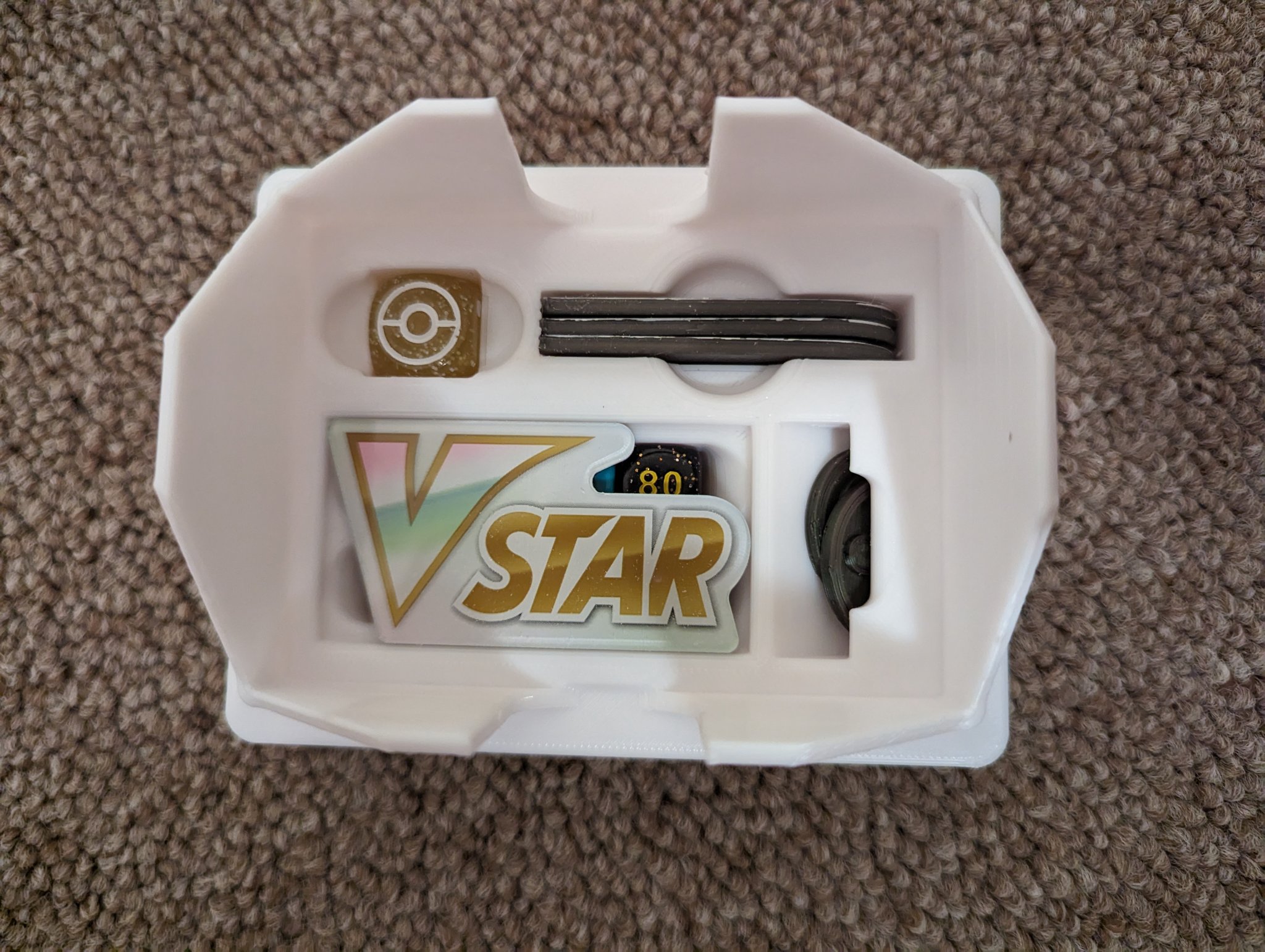 Hộp đựng bài Pokemon TCG với không gian lưu trữ tiện lợi