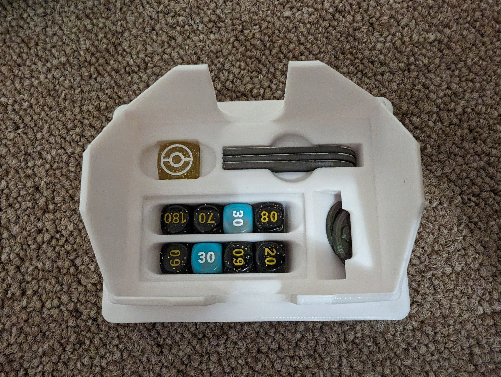 Hộp đựng bài Pokemon TCG với không gian lưu trữ tiện lợi