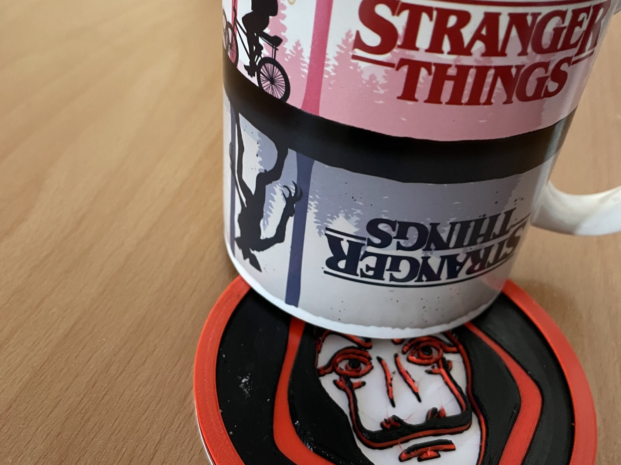 Giá đỡ cốc với logo Salvator Dalí từ La casa de papel