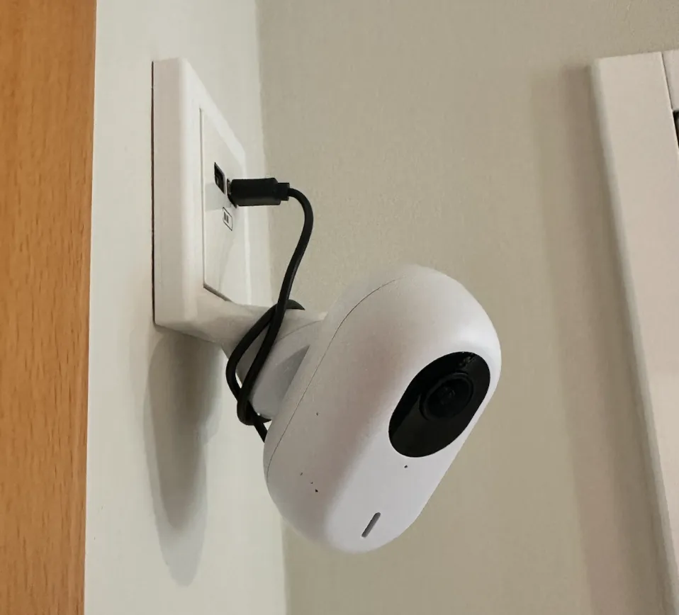 Giá đỡ camera Unifi G3 Instant cho ổ cắm Merten