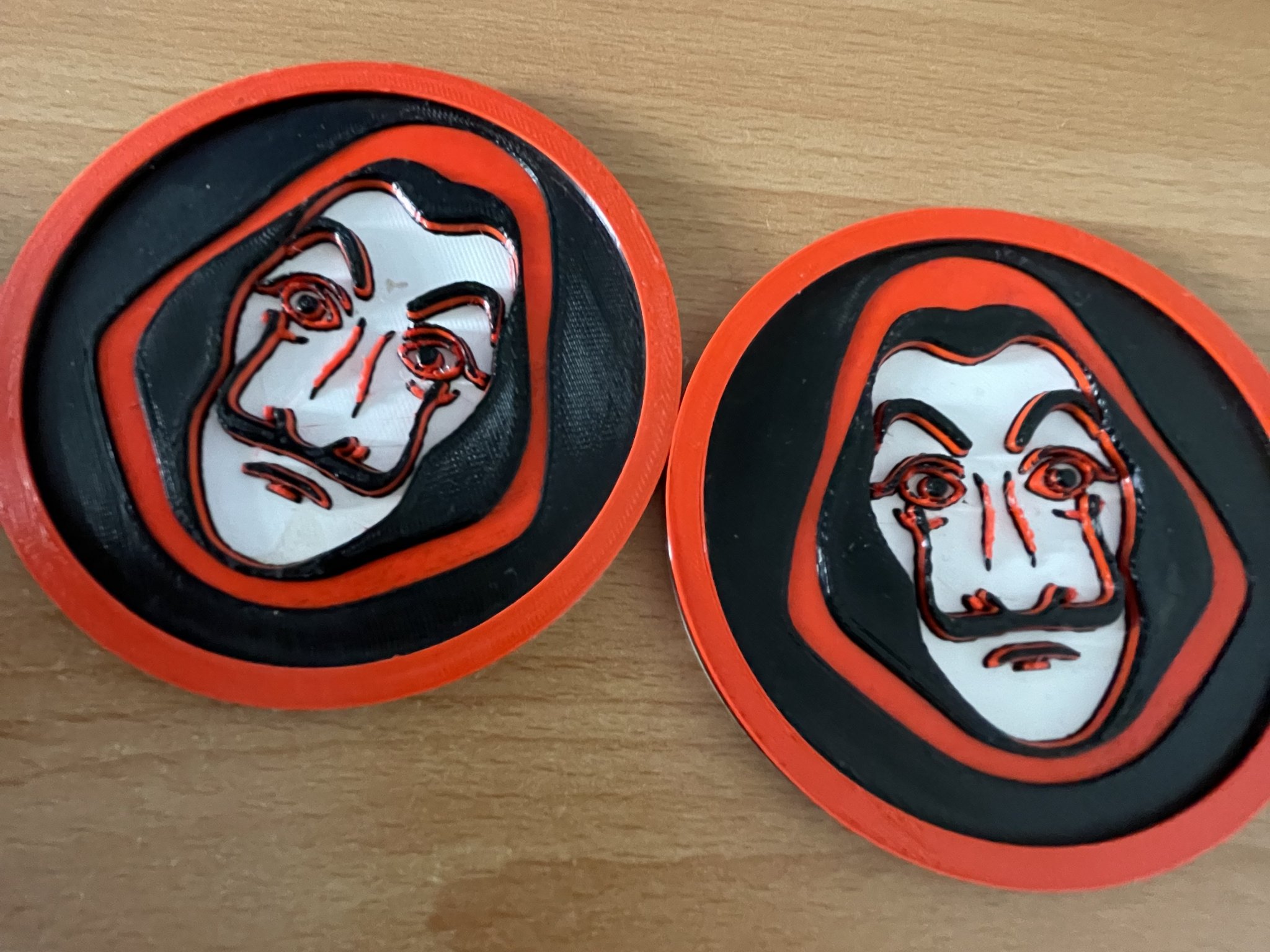 Giá đỡ cốc với logo Salvator Dalí từ La casa de papel