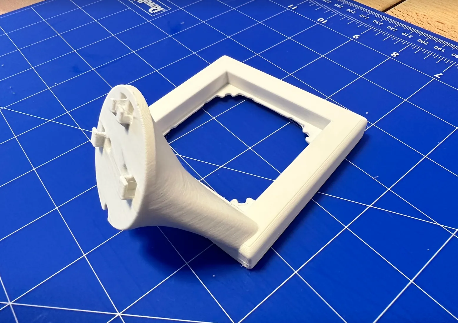 Giá đỡ camera Unifi G3 Instant cho ổ cắm Merten