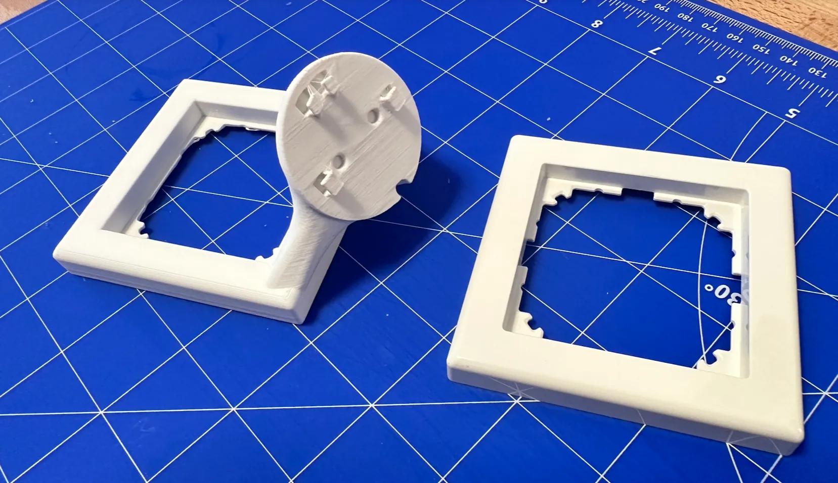 Giá đỡ camera Unifi G3 Instant cho ổ cắm Merten