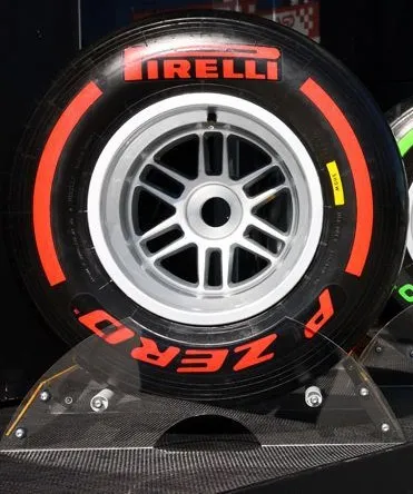 Móc khóa lốp xe F1 phong cách Pirelli