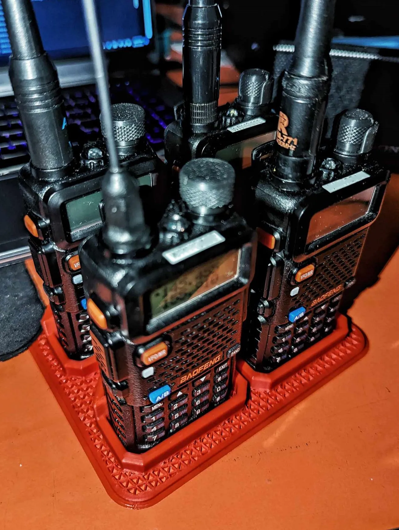 Giá đỡ lưu trữ cho 4 bộ đàm Baofeng