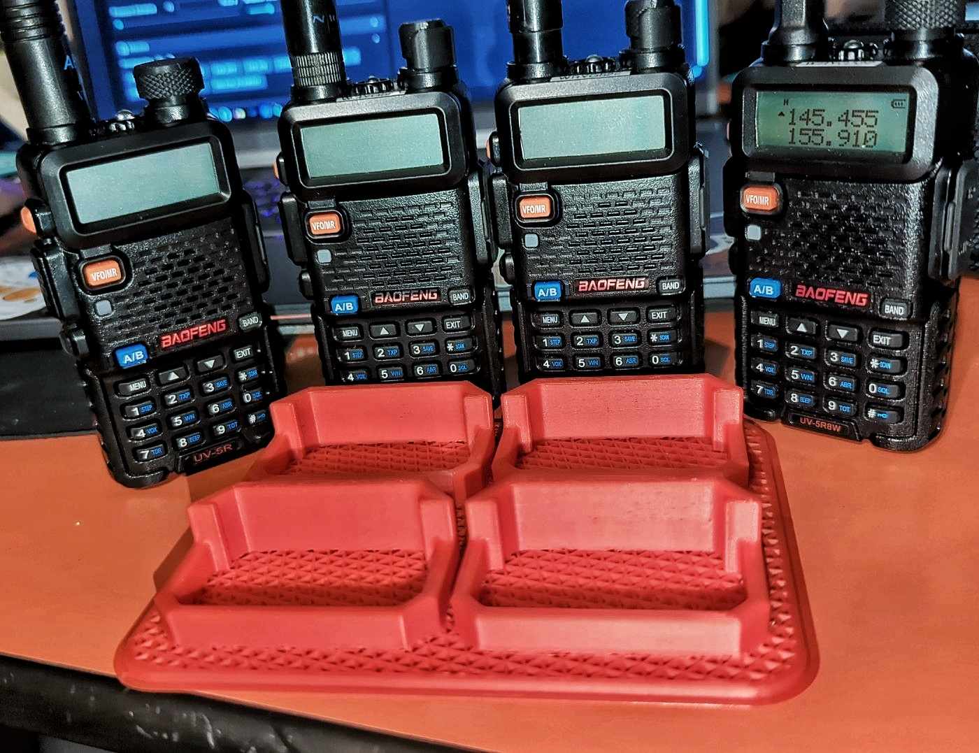 Giá đỡ lưu trữ cho 4 bộ đàm Baofeng