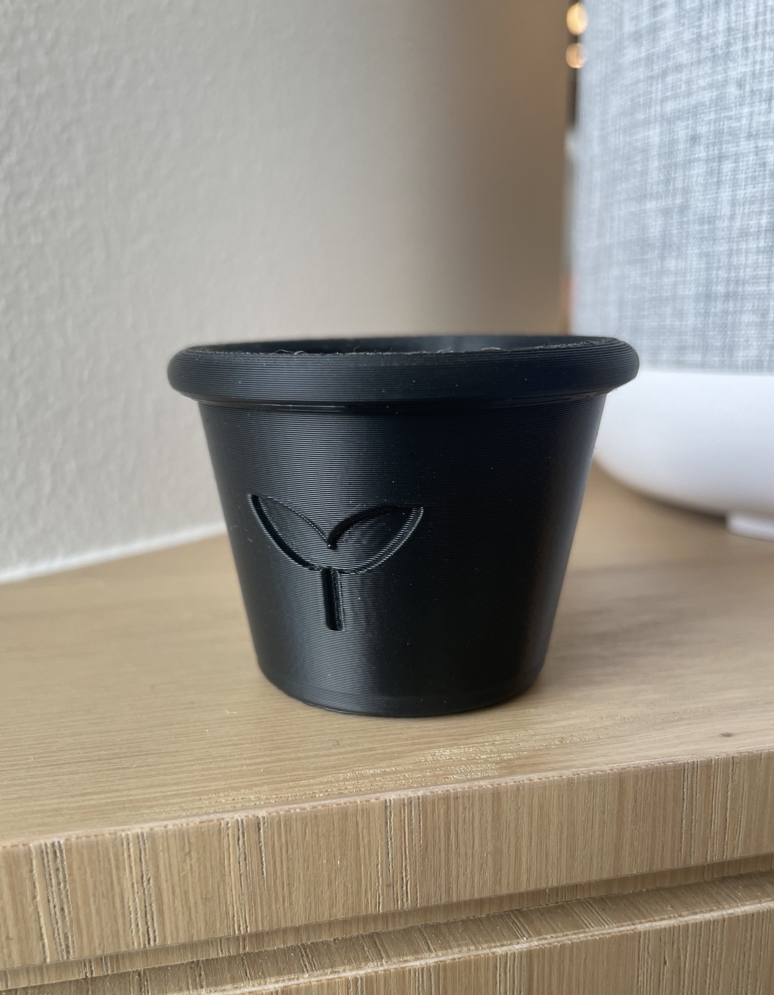 Chậu cây đơn giản với lỗ thoát nước