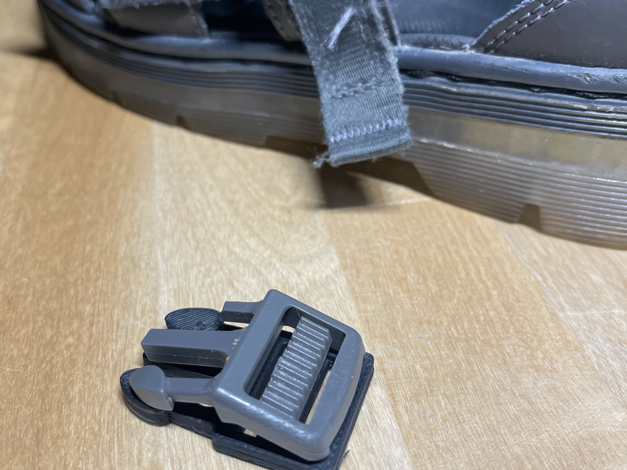 Khóa đai nam Dr. Martens cho sandal