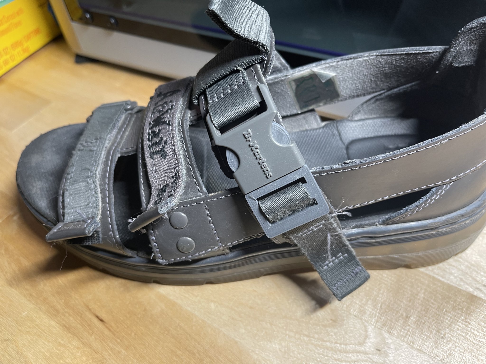 Khóa đai nam Dr. Martens cho sandal