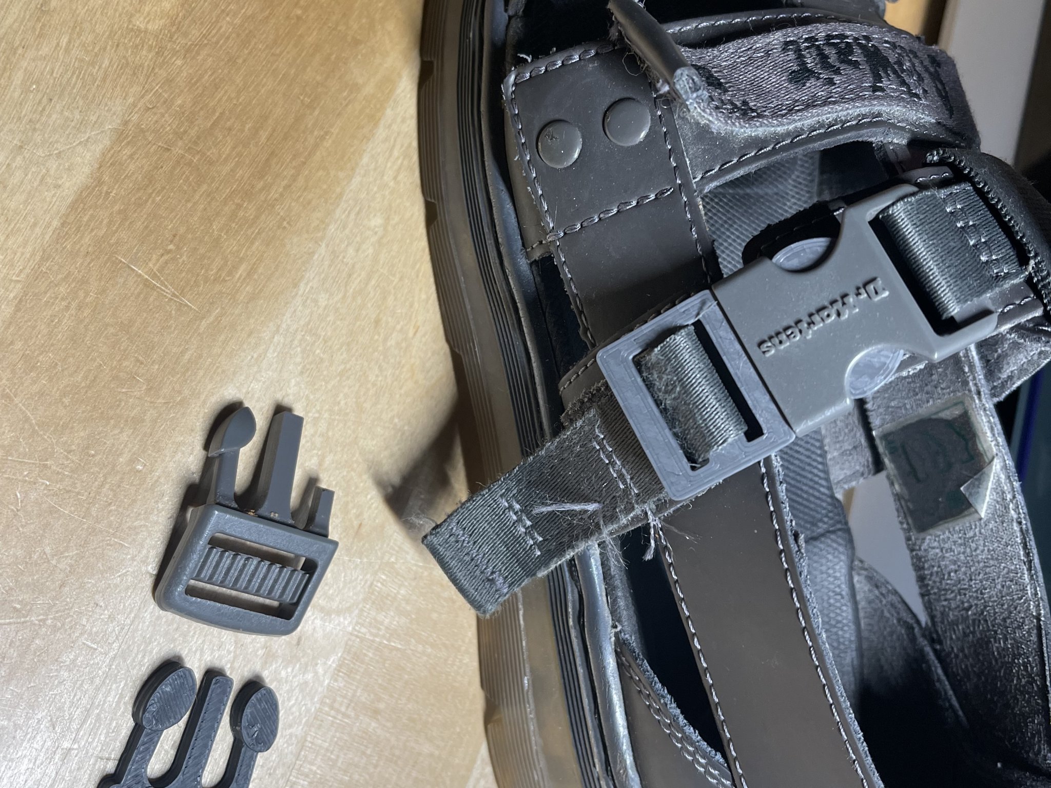 Khóa đai nam Dr. Martens cho sandal