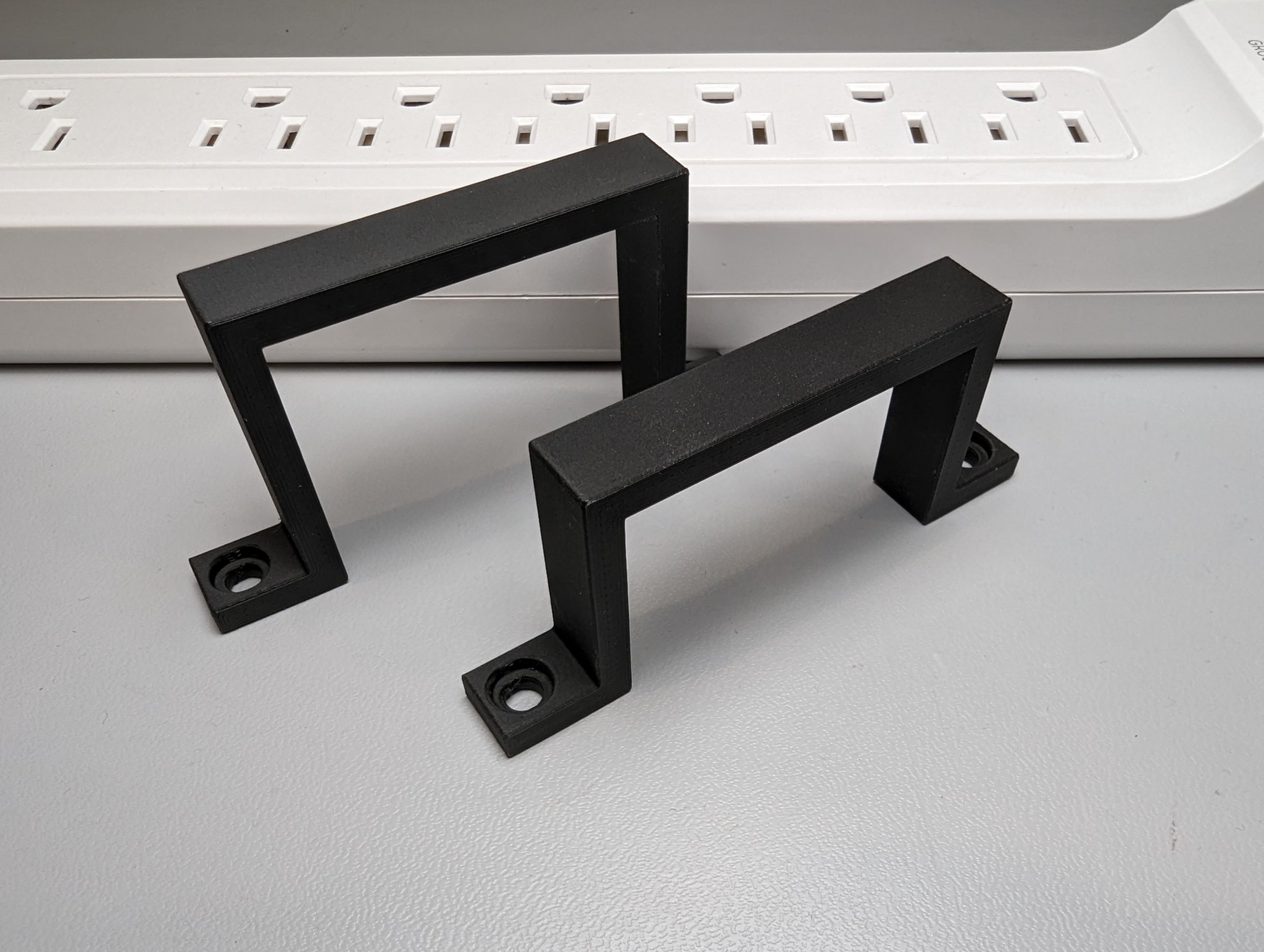 Giá đỡ gắn bảo vệ quá tải CyberPower P704U dưới bàn