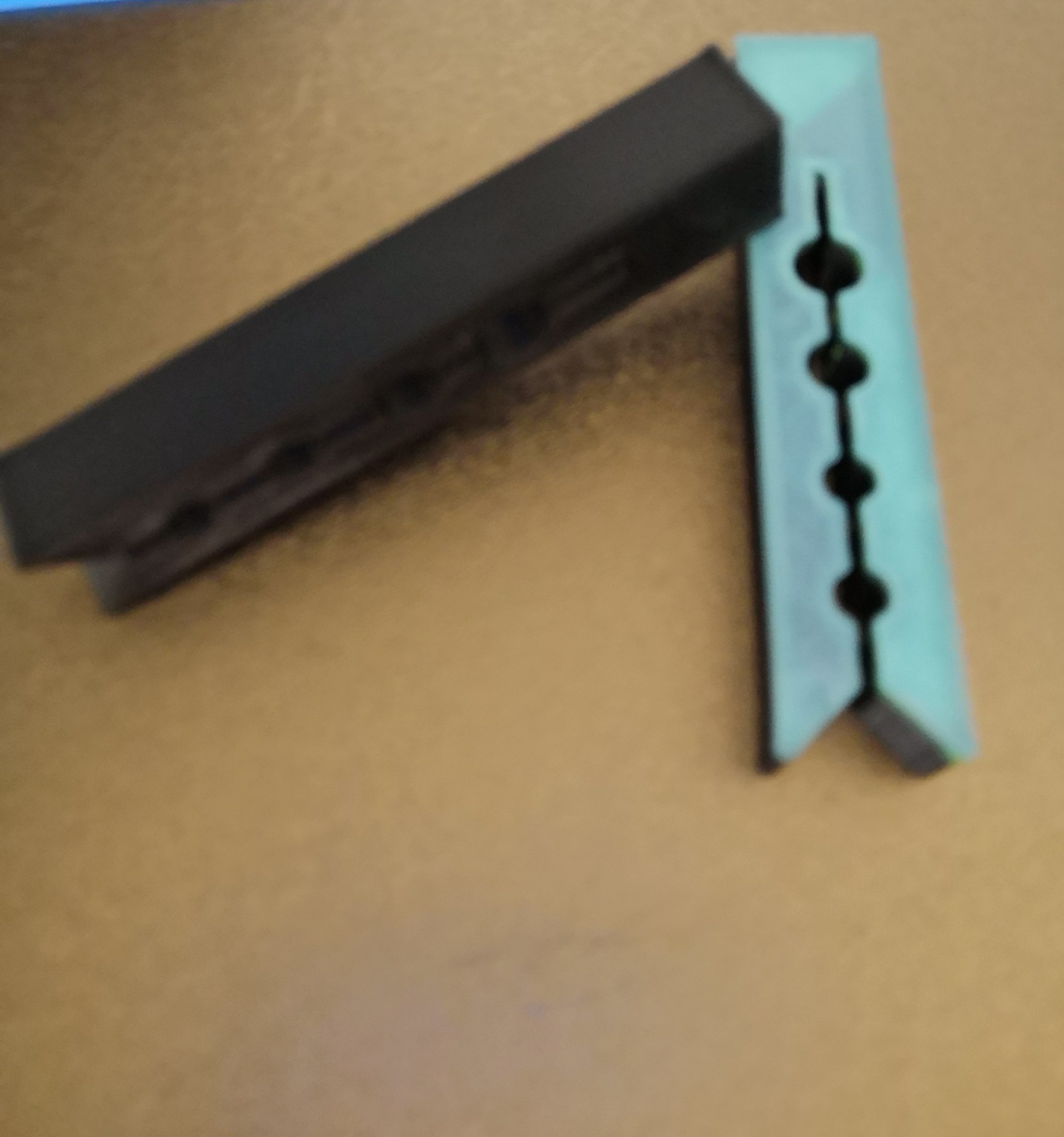 Kẹp quần áo chắc chắn giữ chặt đồ giặt trên dây phơi