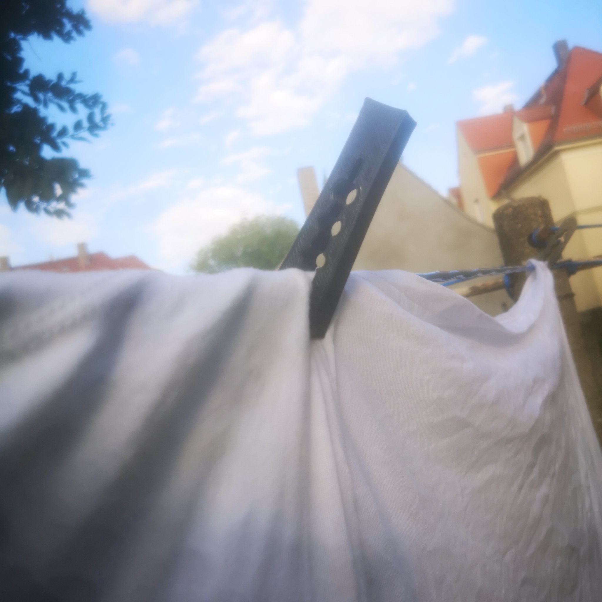 Kẹp quần áo chắc chắn giữ chặt đồ giặt trên dây phơi