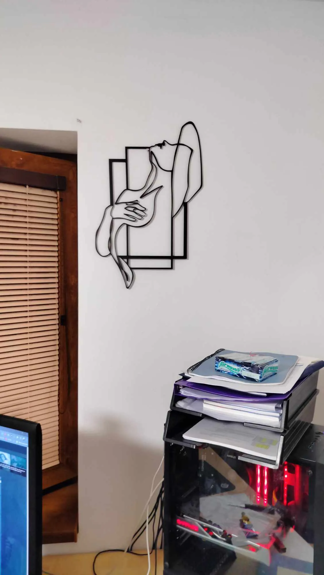 Tranh tường phụ nữ với đường cong nghệ thuật