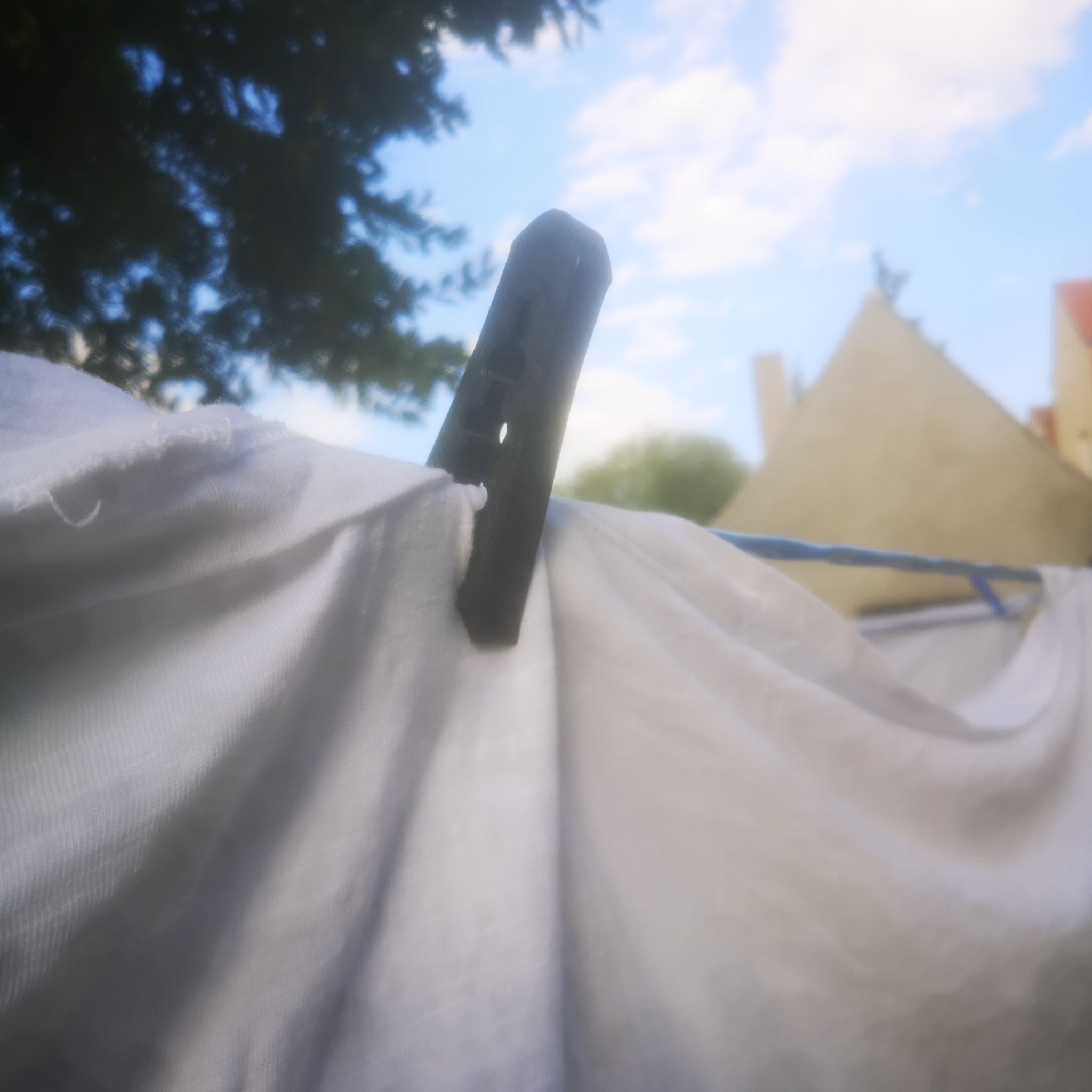 Kẹp quần áo chắc chắn giữ chặt đồ giặt trên dây phơi