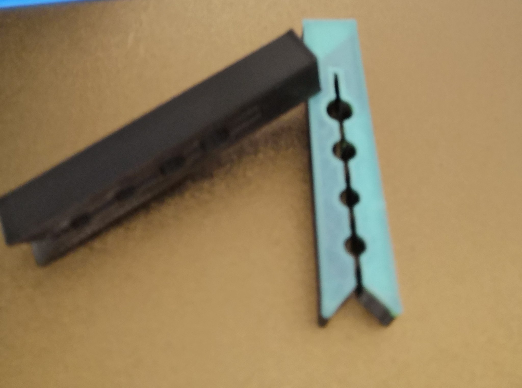 Kẹp quần áo chắc chắn giữ chặt đồ giặt trên dây phơi