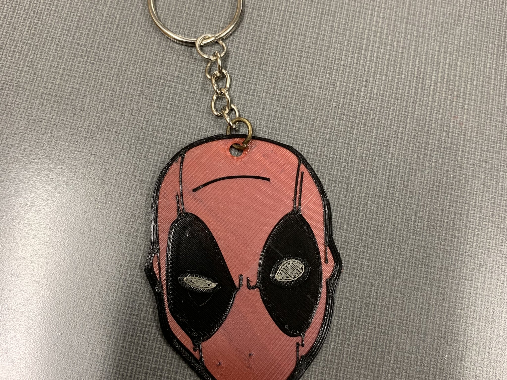 Móc chìa khóa đầu Deadpool với thiết kế màu sắc độc đáo