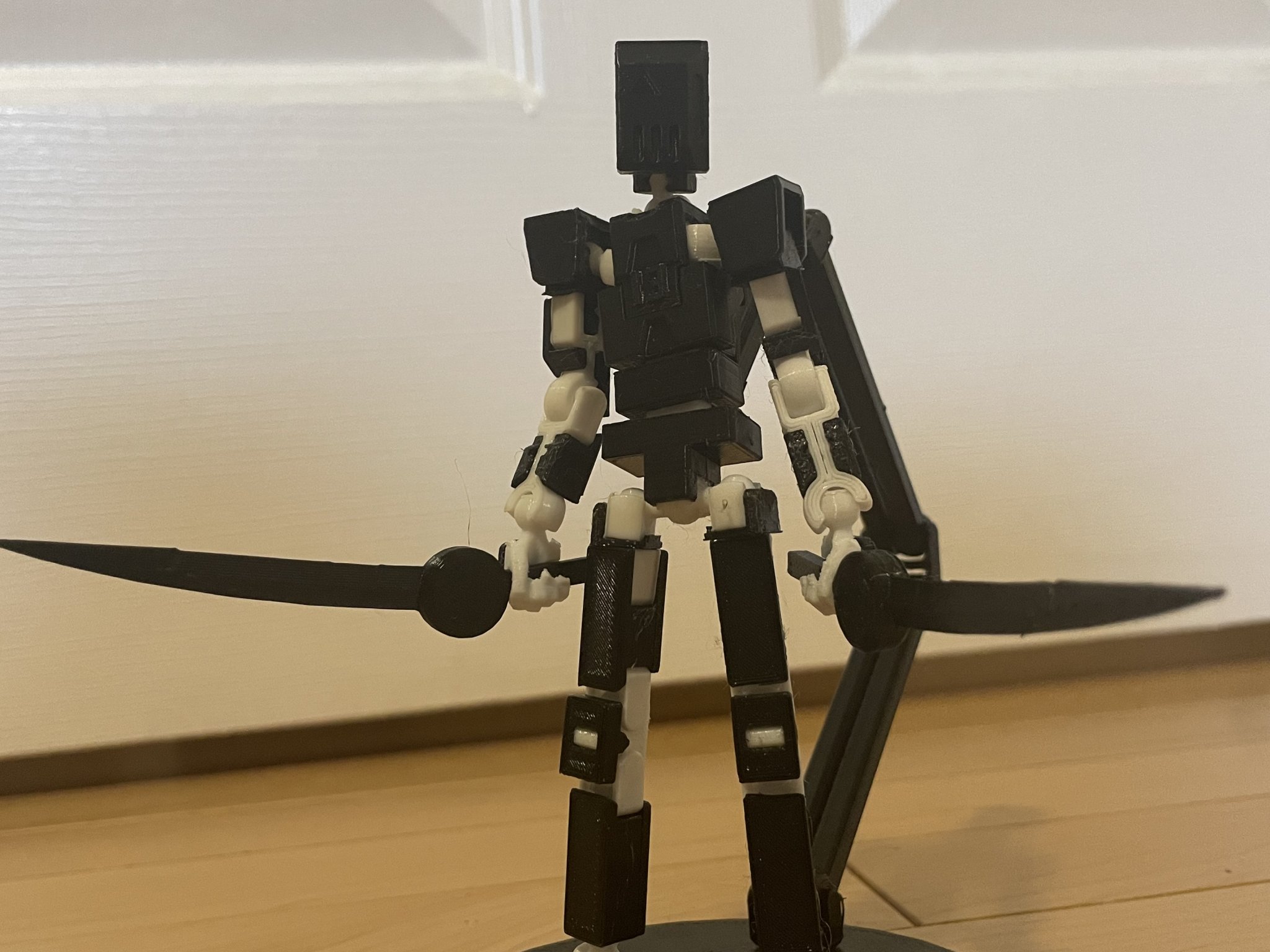 Vũ khí cận chiến Lucky 13 cho nhân vật chiến đấu