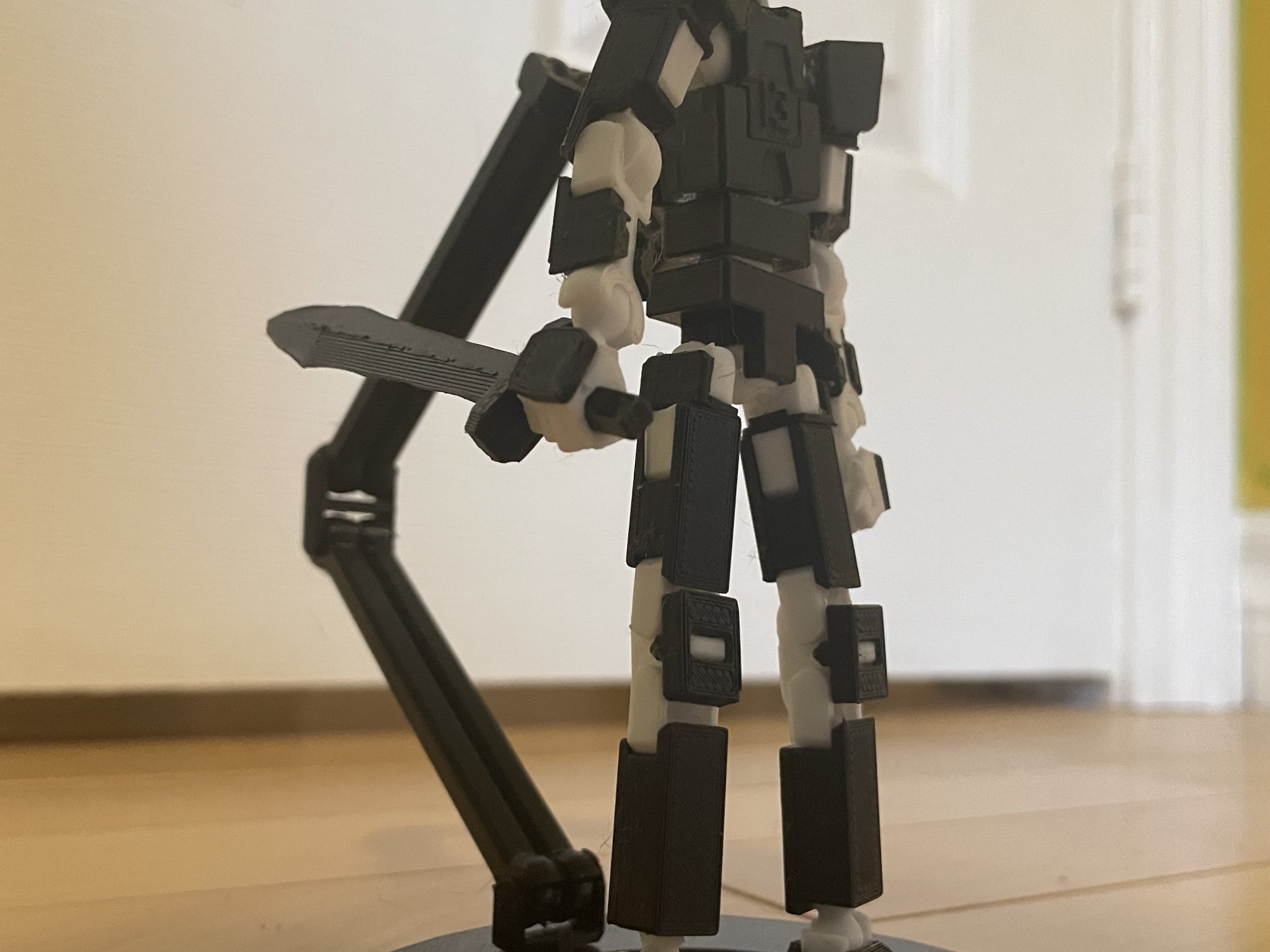 Vũ khí cận chiến Lucky 13 cho nhân vật chiến đấu