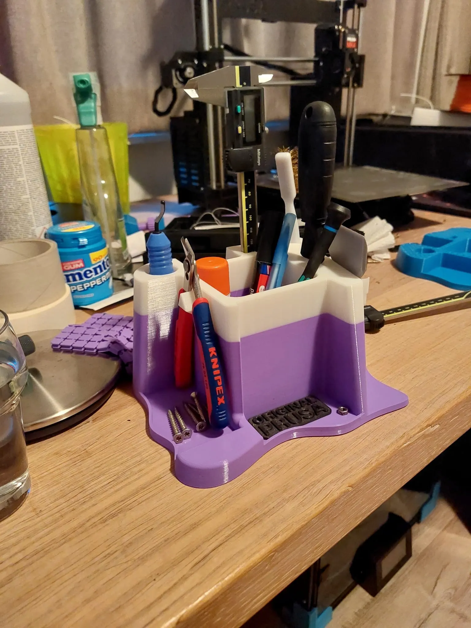 Giá đỡ văn phòng phẩm và dụng cụ in ấn tiện lợi