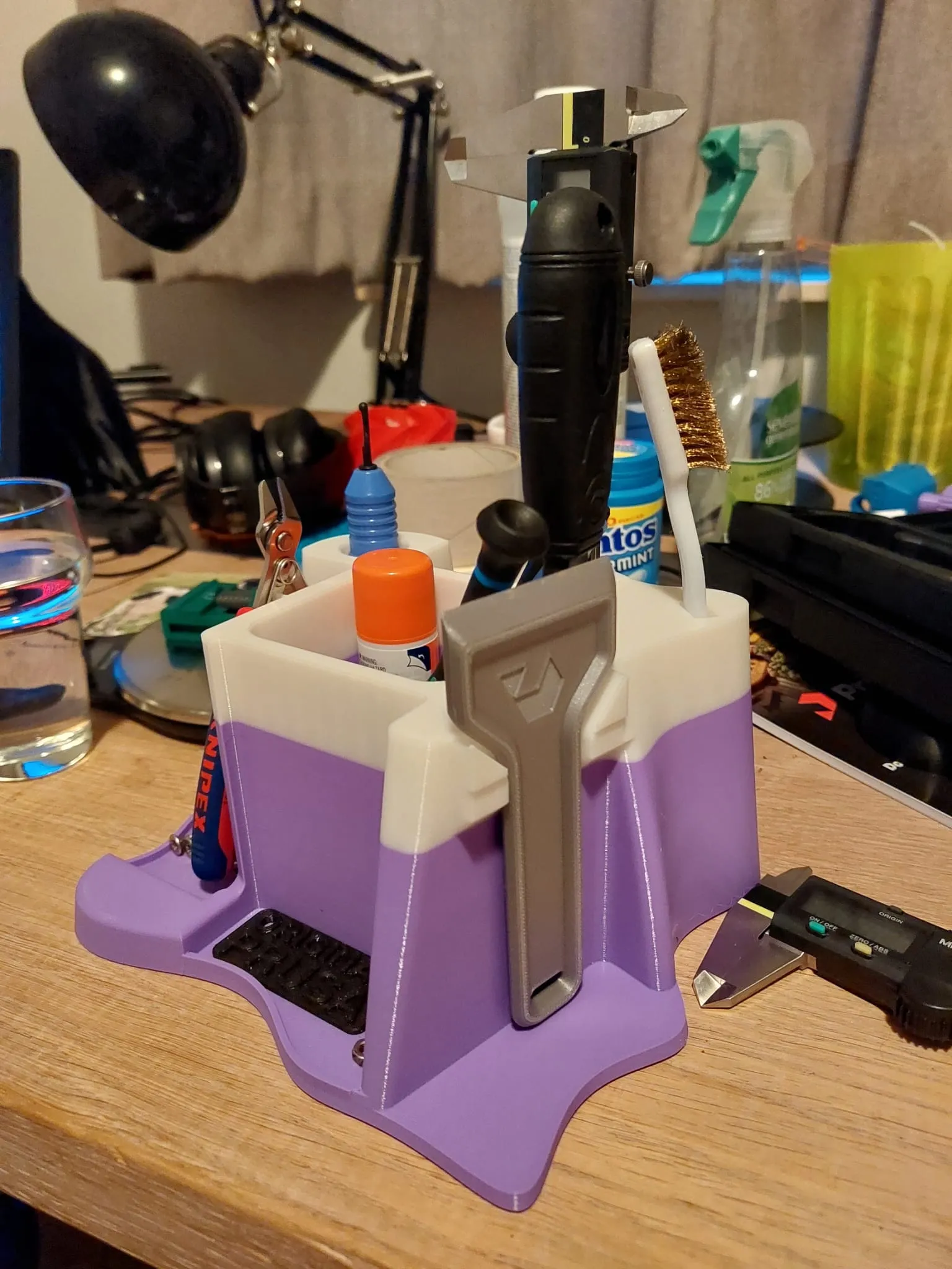 Giá đỡ văn phòng phẩm và dụng cụ in ấn tiện lợi