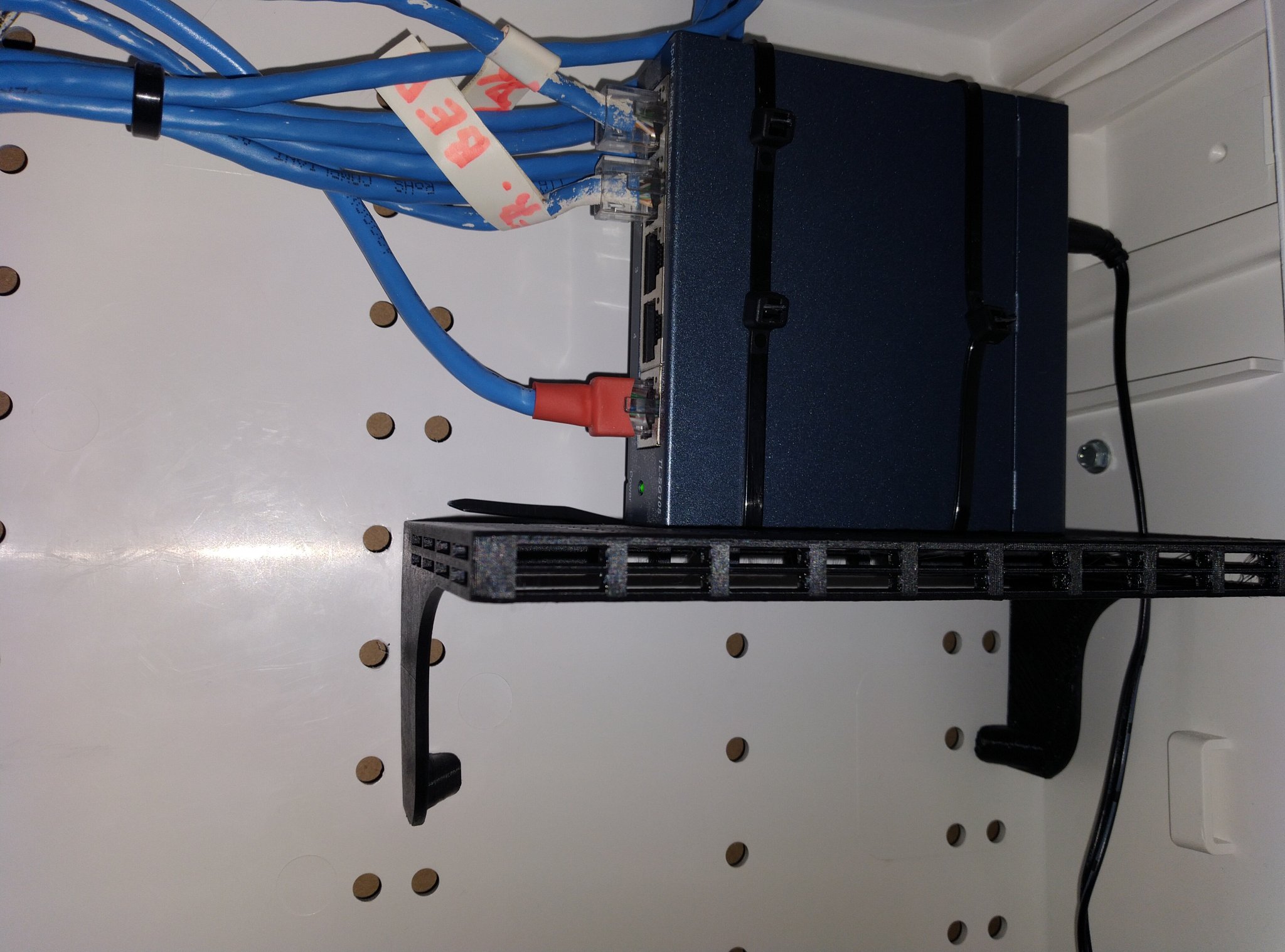 Giá đỡ cho trung tâm truyền thông Leviton SMC