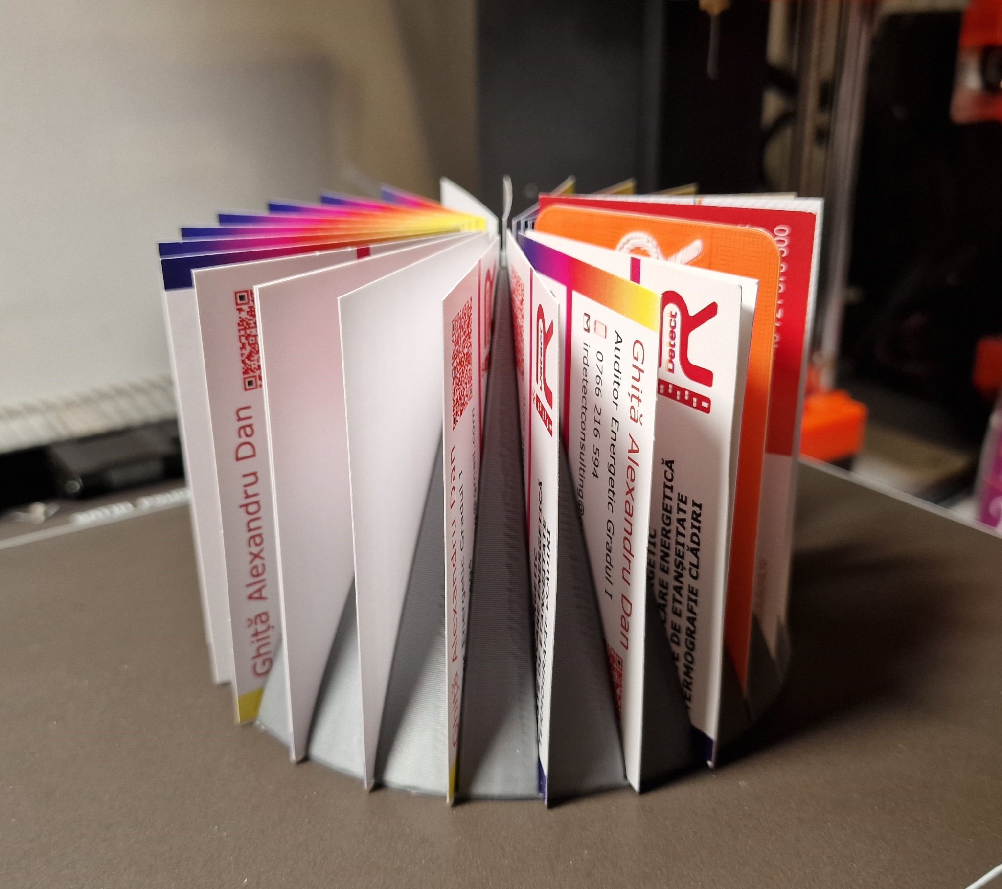 Giá đỡ danh thiếp kiểu không gian cho văn phòng