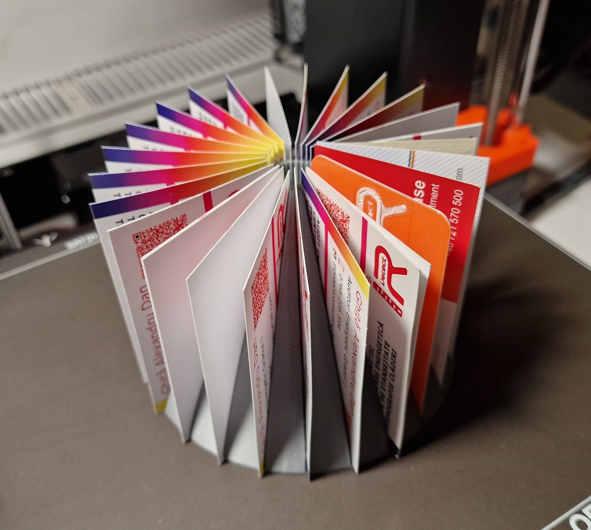 Giá đỡ danh thiếp kiểu không gian cho văn phòng