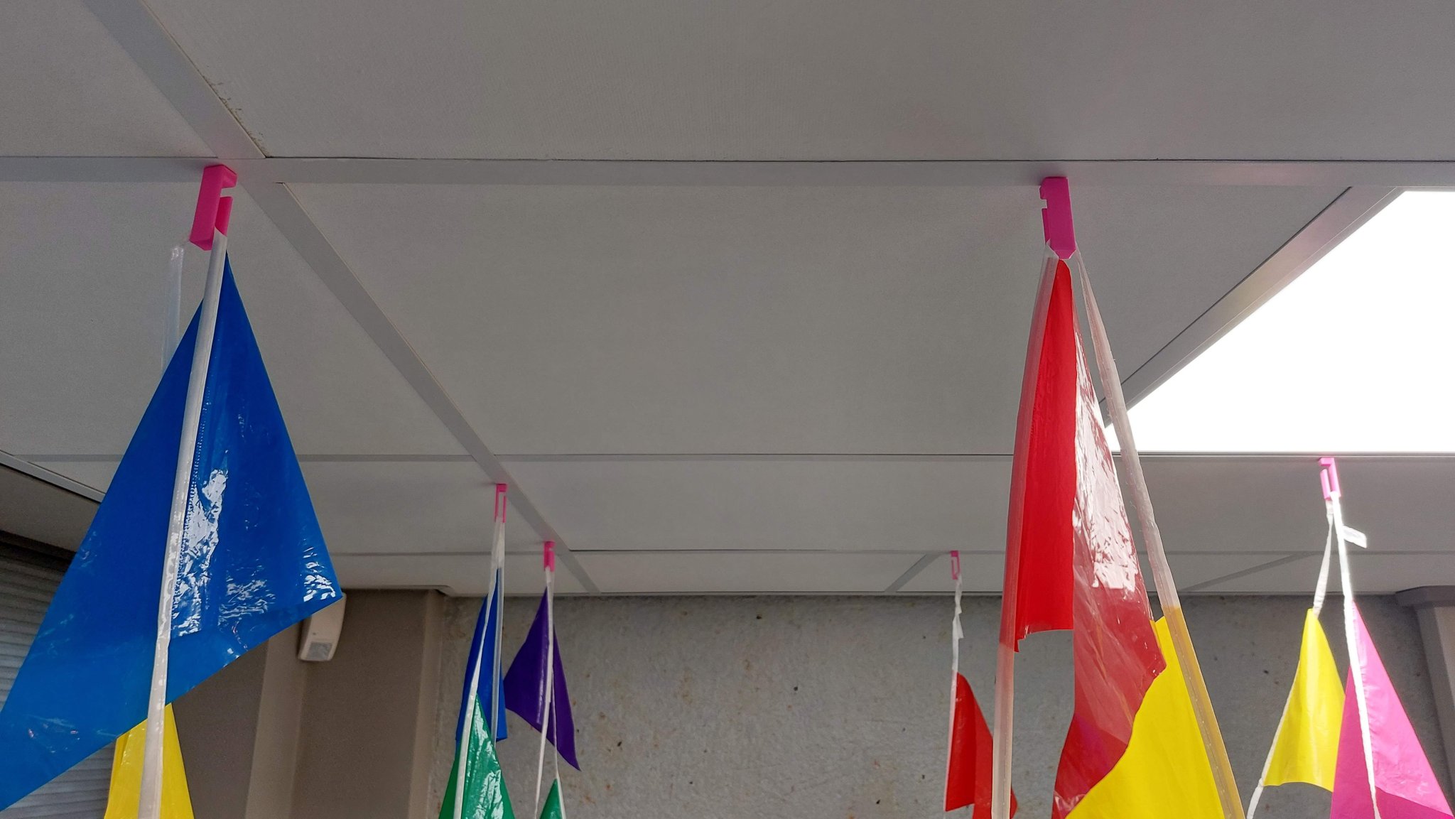 Hệ thống treo vòng hoa từ tính cho sinh nhật văn phòng