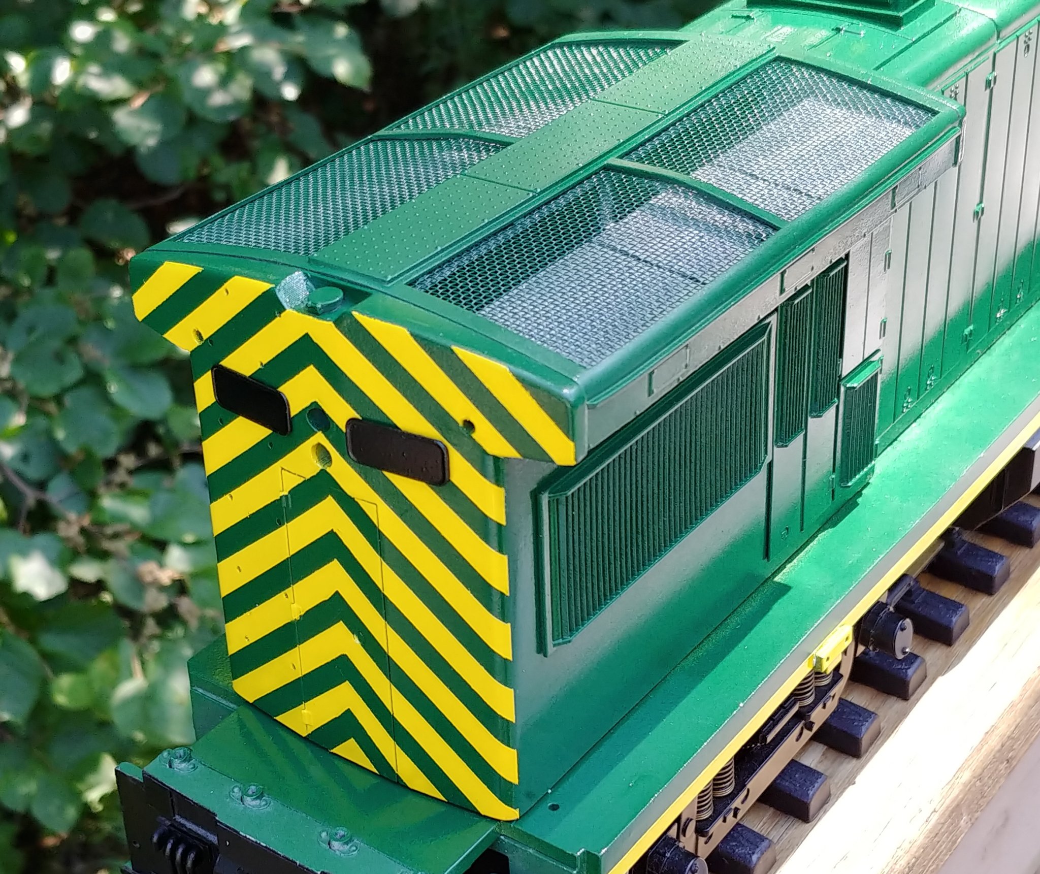 Mô hình GE U33B kitbash với phần đuôi Aristo-Craft