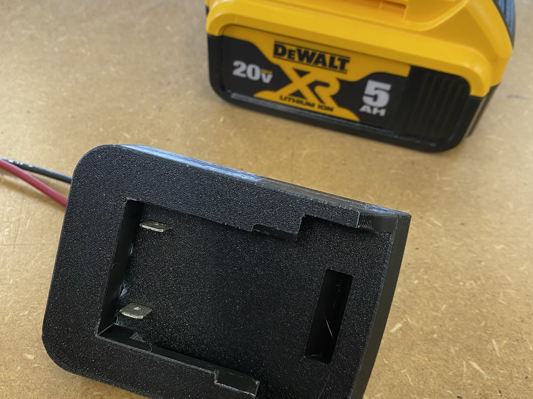 Giắc cắm cho pin Dewalt 20V trong dự án năng lượng pin