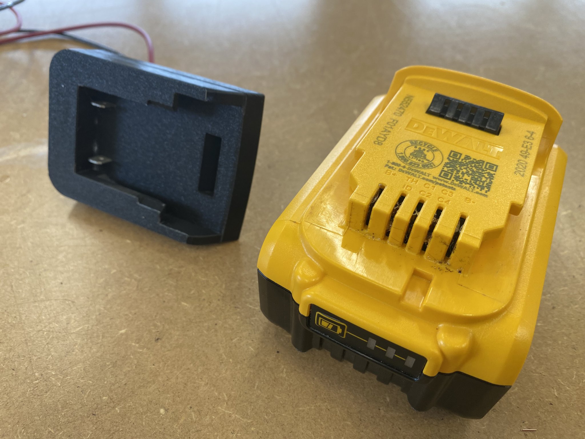 Giắc cắm cho pin Dewalt 20V trong dự án năng lượng pin