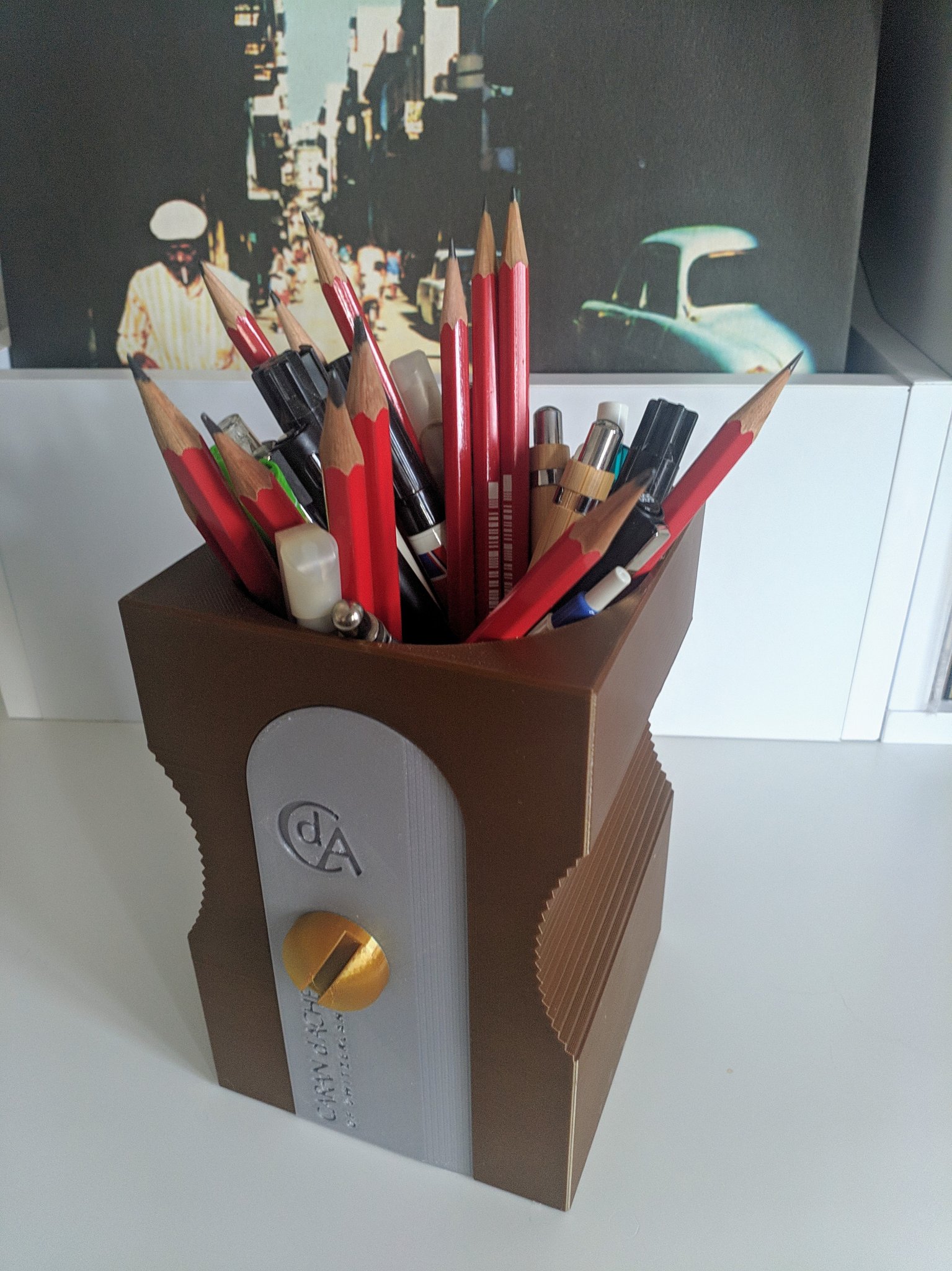 Giá đỡ bút chì hình máy gọt bút chì khổng lồ