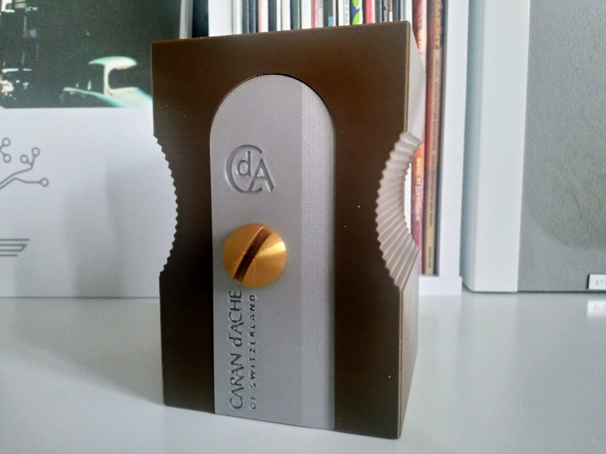 Giá đỡ bút chì hình máy gọt bút chì khổng lồ