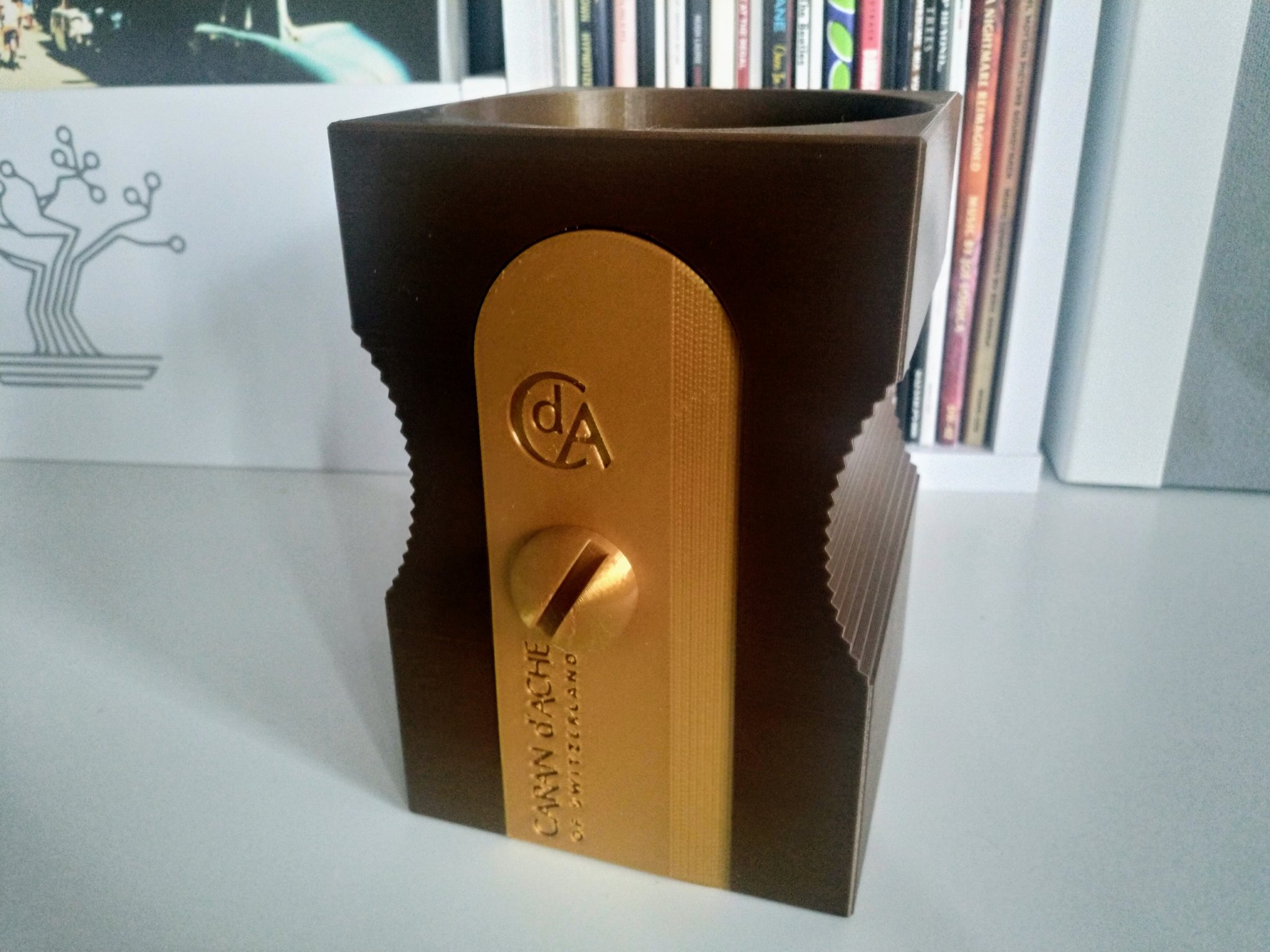 Giá đỡ bút chì hình máy gọt bút chì khổng lồ