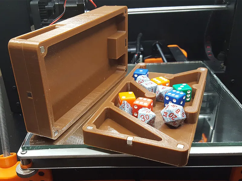 Tháp xúc xắc di động gọn nhẹ với hộp lưu trữ