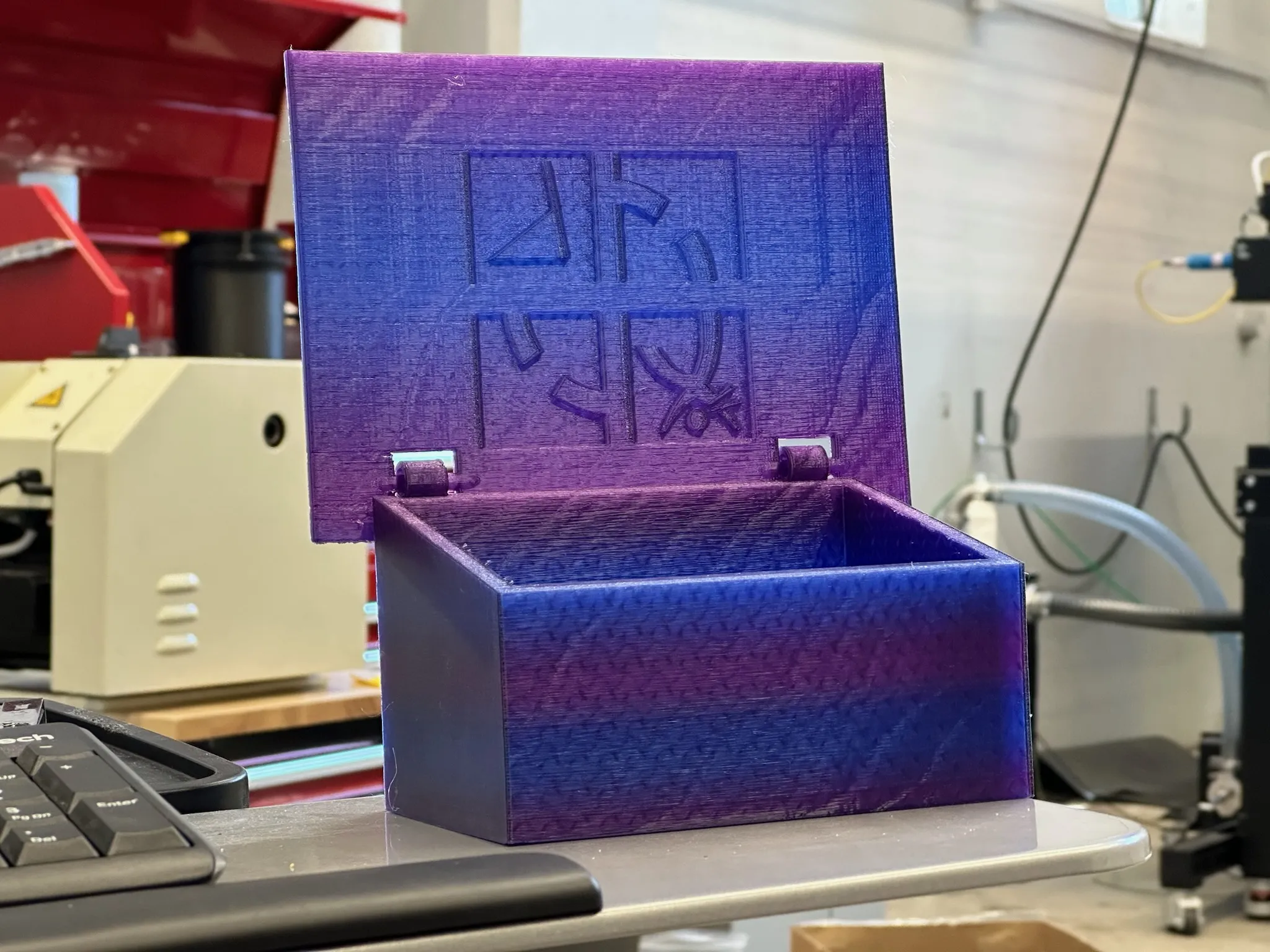 Hộp chứa geocache FireWatch với thiết kế bản lề nhỏ gọn