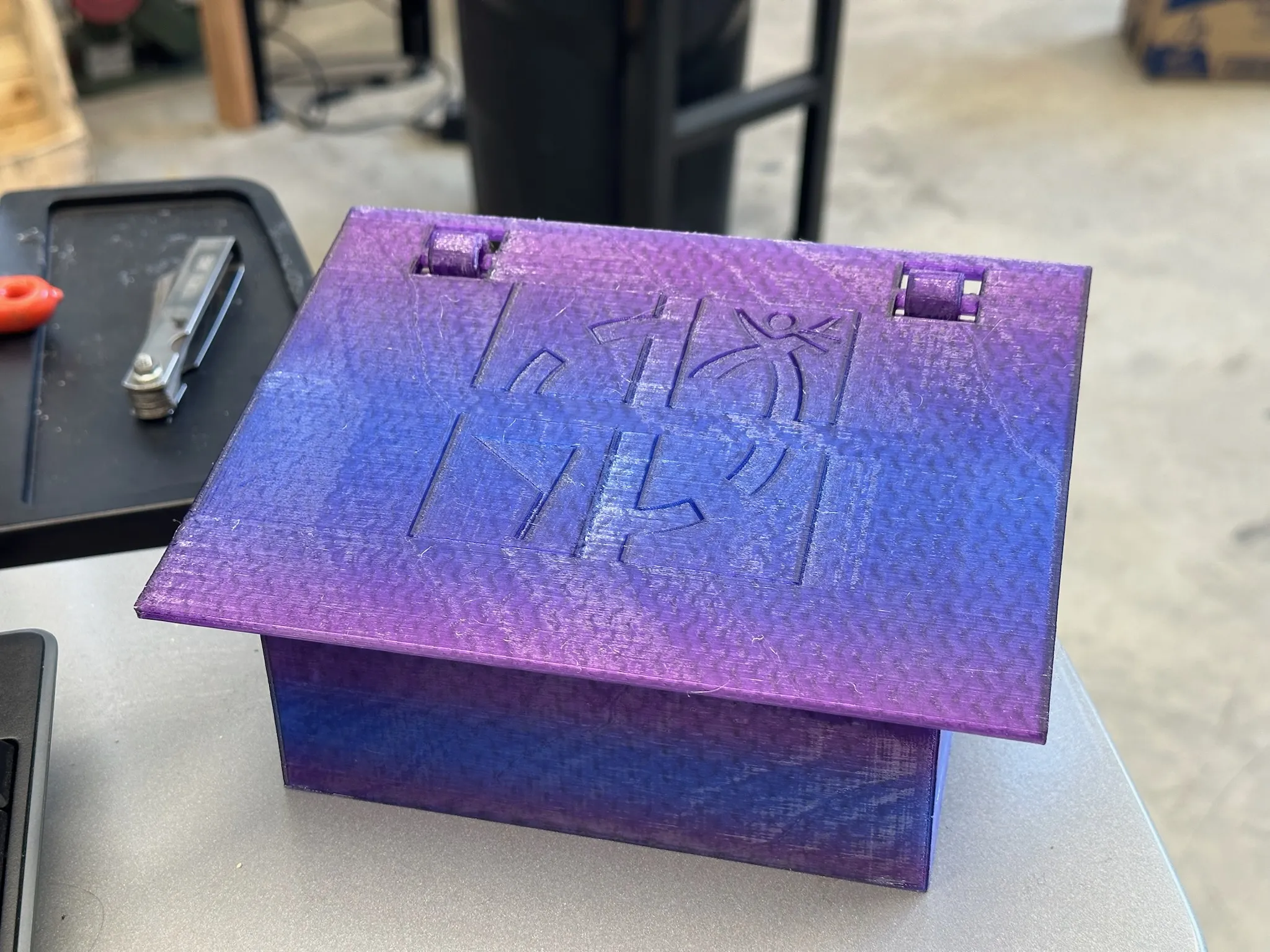 Hộp chứa geocache FireWatch với thiết kế bản lề nhỏ gọn