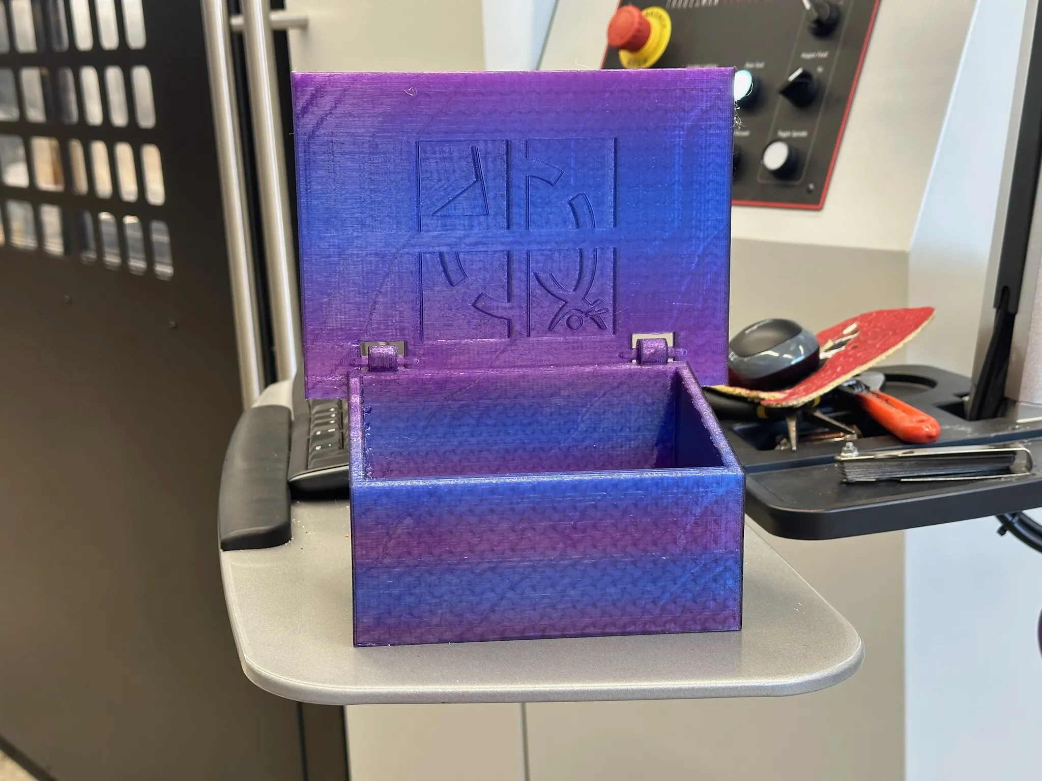 Hộp chứa geocache FireWatch với thiết kế bản lề nhỏ gọn