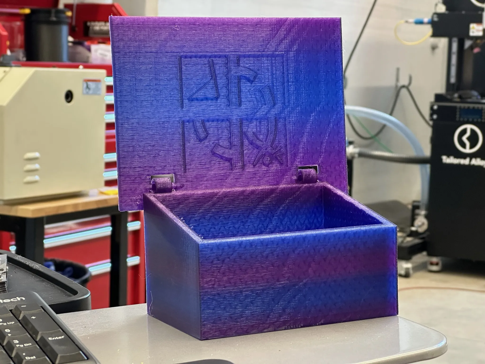 Hộp chứa geocache FireWatch với thiết kế bản lề nhỏ gọn