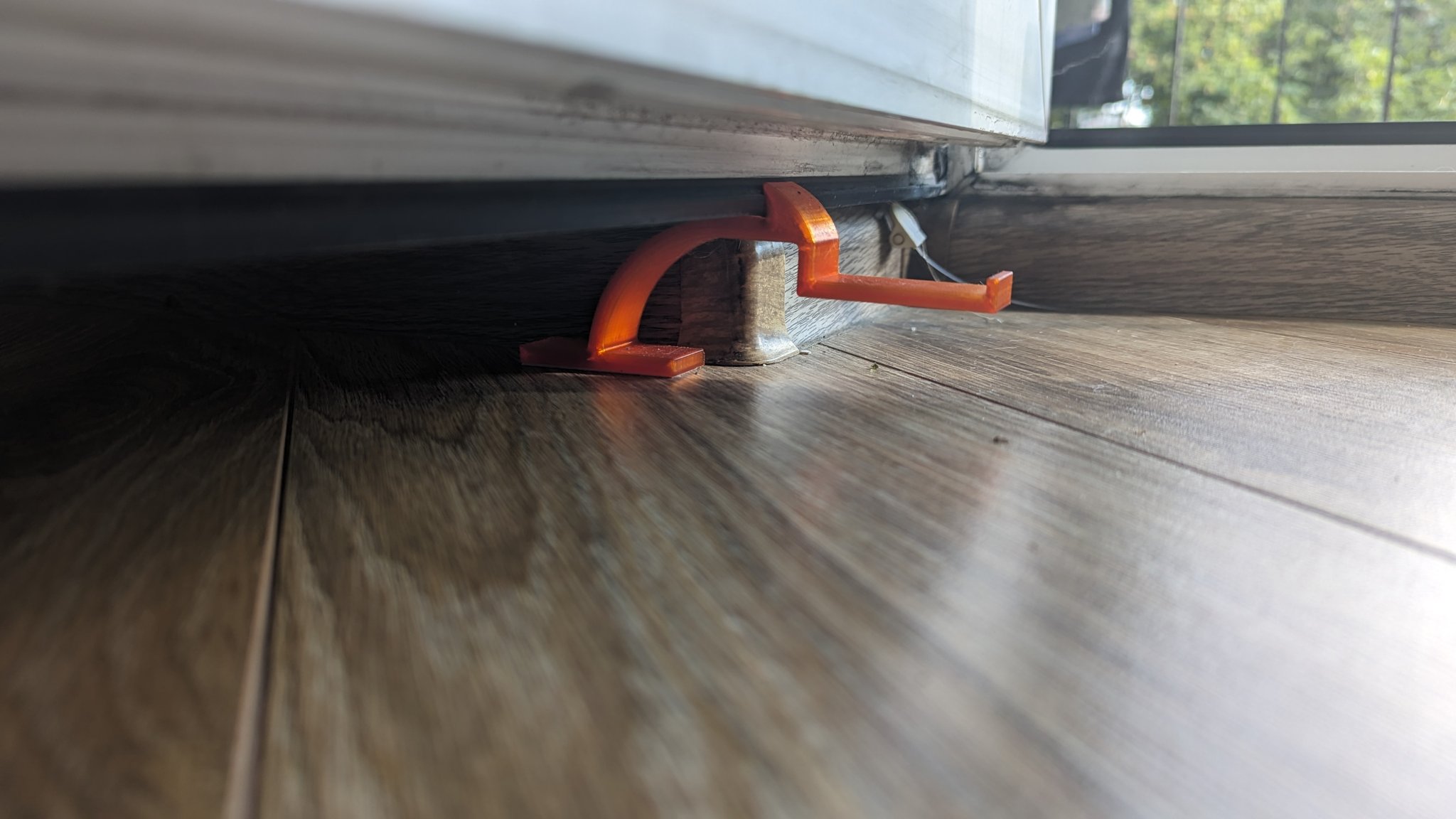 Giá đỡ cửa ban công tiện lợi và dễ sử dụng