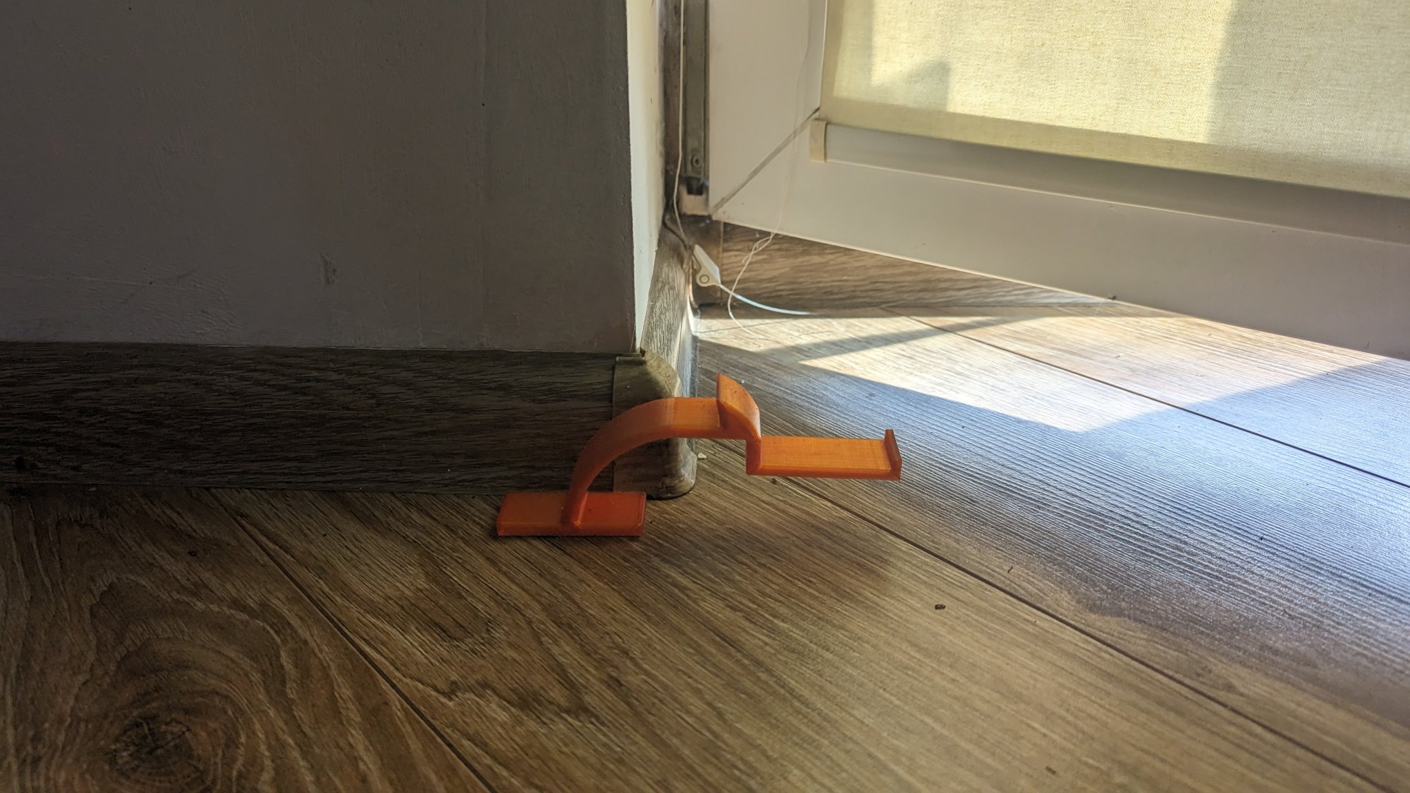 Giá đỡ cửa ban công tiện lợi và dễ sử dụng