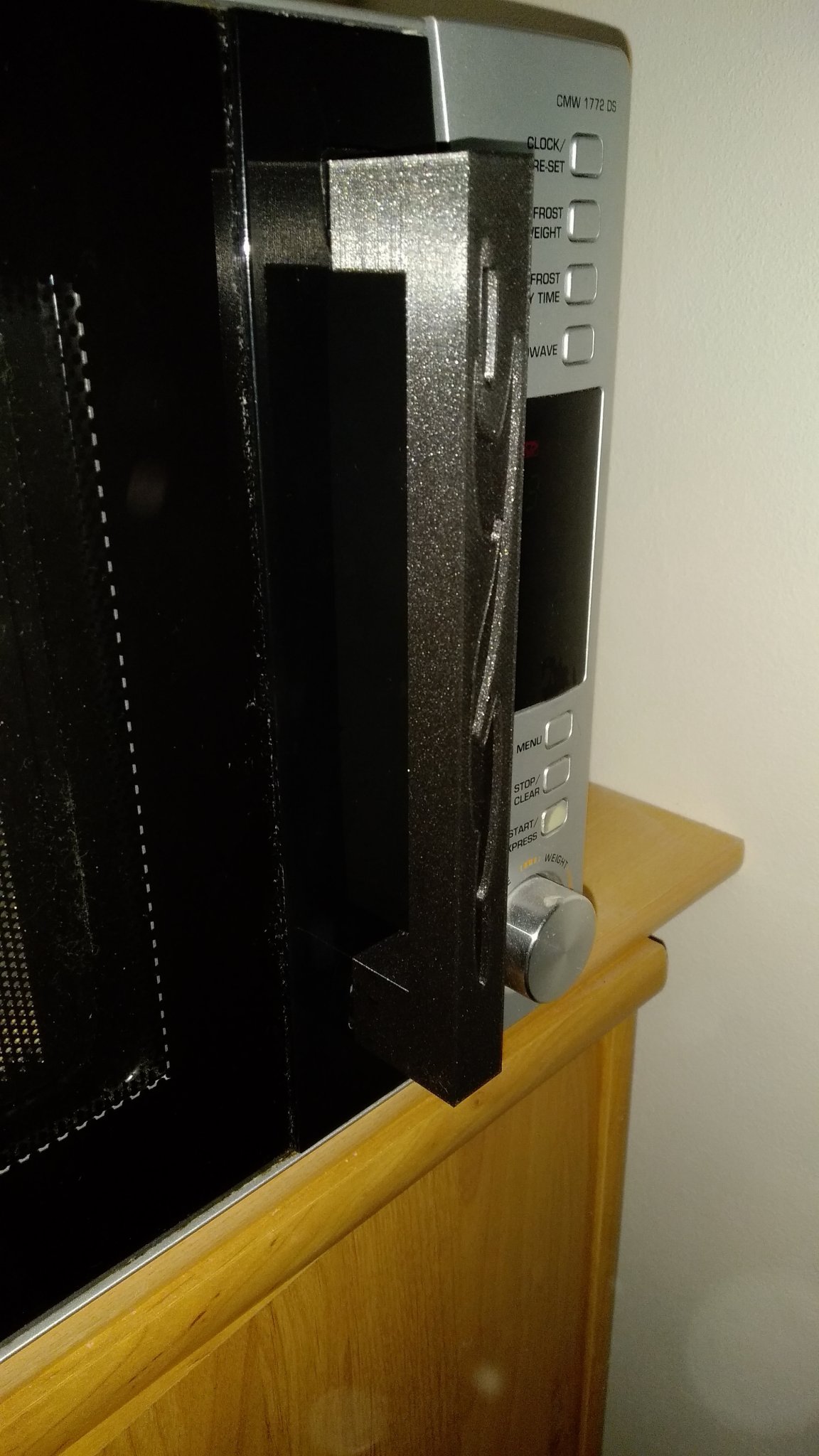 Thay thế tay cầm bị gãy cho cửa lò vi sóng