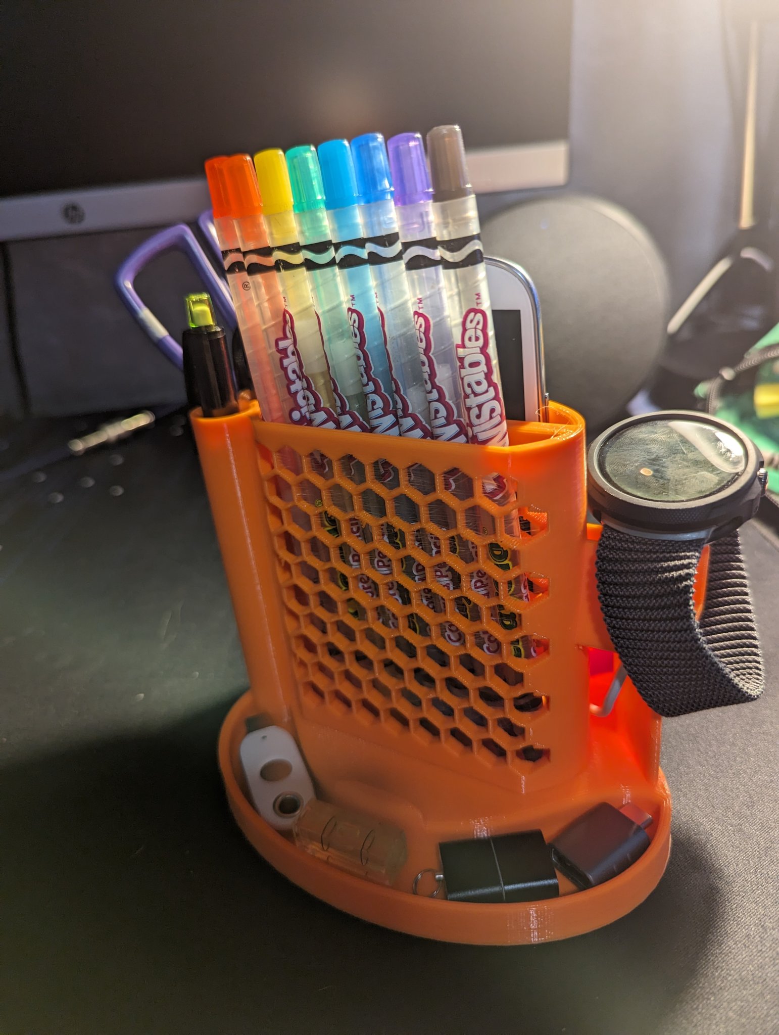 Giá đỡ tổ chức điện thoại, đồng hồ và bút trên bàn làm...