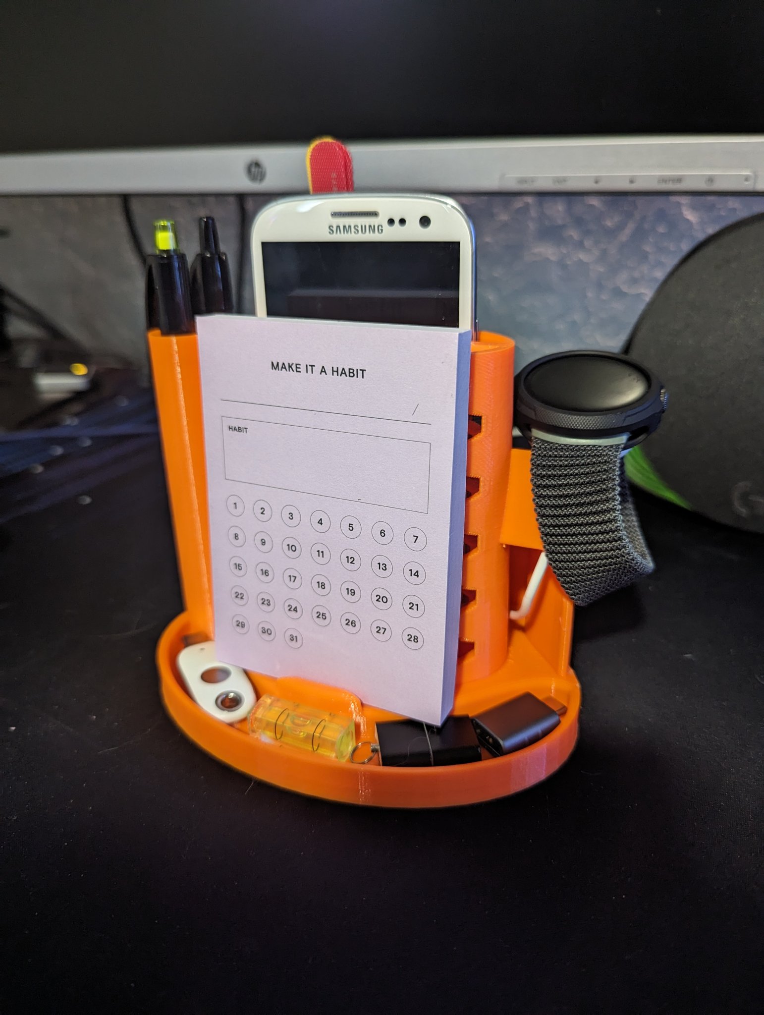 Giá đỡ tổ chức điện thoại, đồng hồ và bút trên bàn làm...