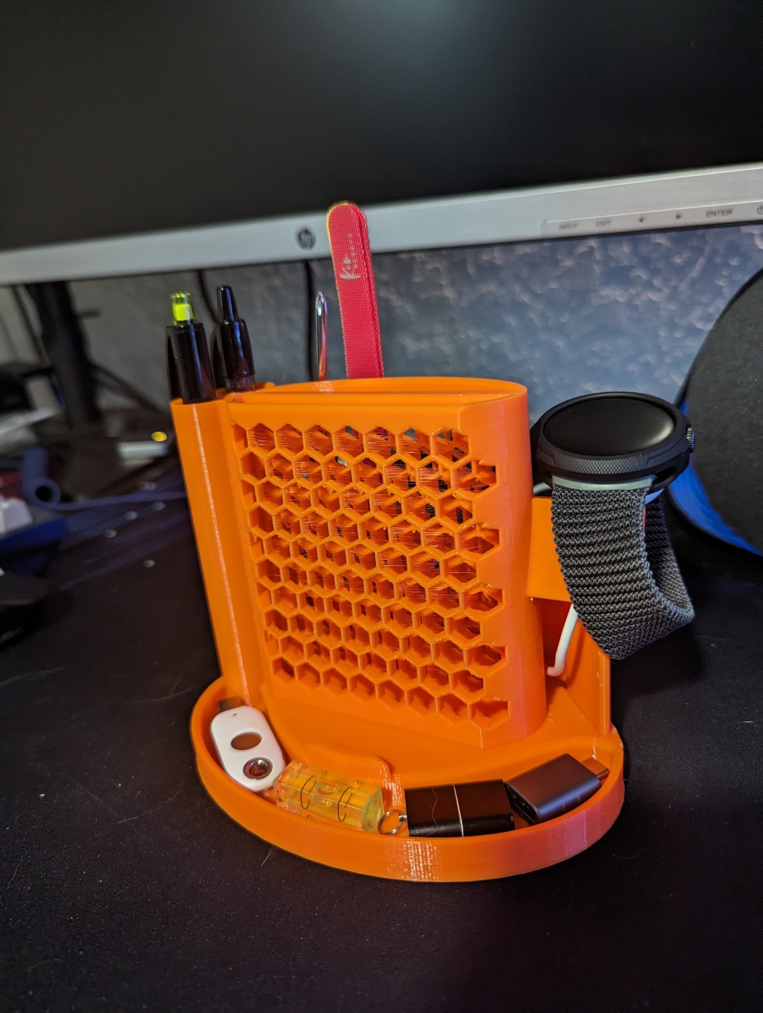 Giá đỡ tổ chức điện thoại, đồng hồ và bút trên bàn làm...