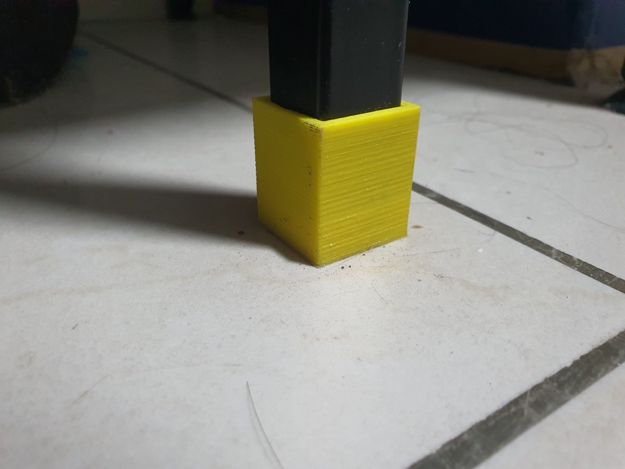 Bọc chân ghế/bàn để giảm tiếng ồn và bảo vệ sàn