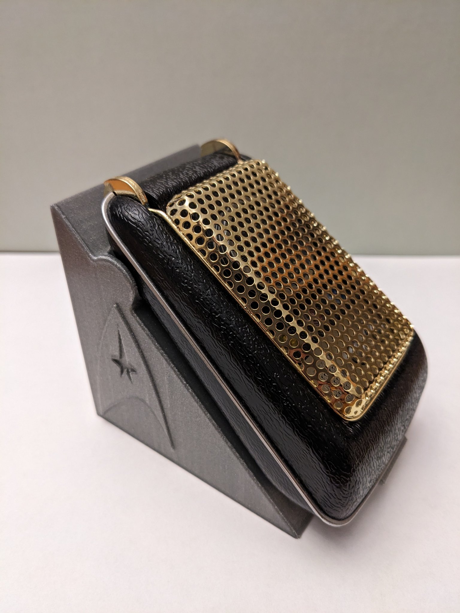 Giá đỡ giao tiếp Star Trek TOS phong cách tối giản