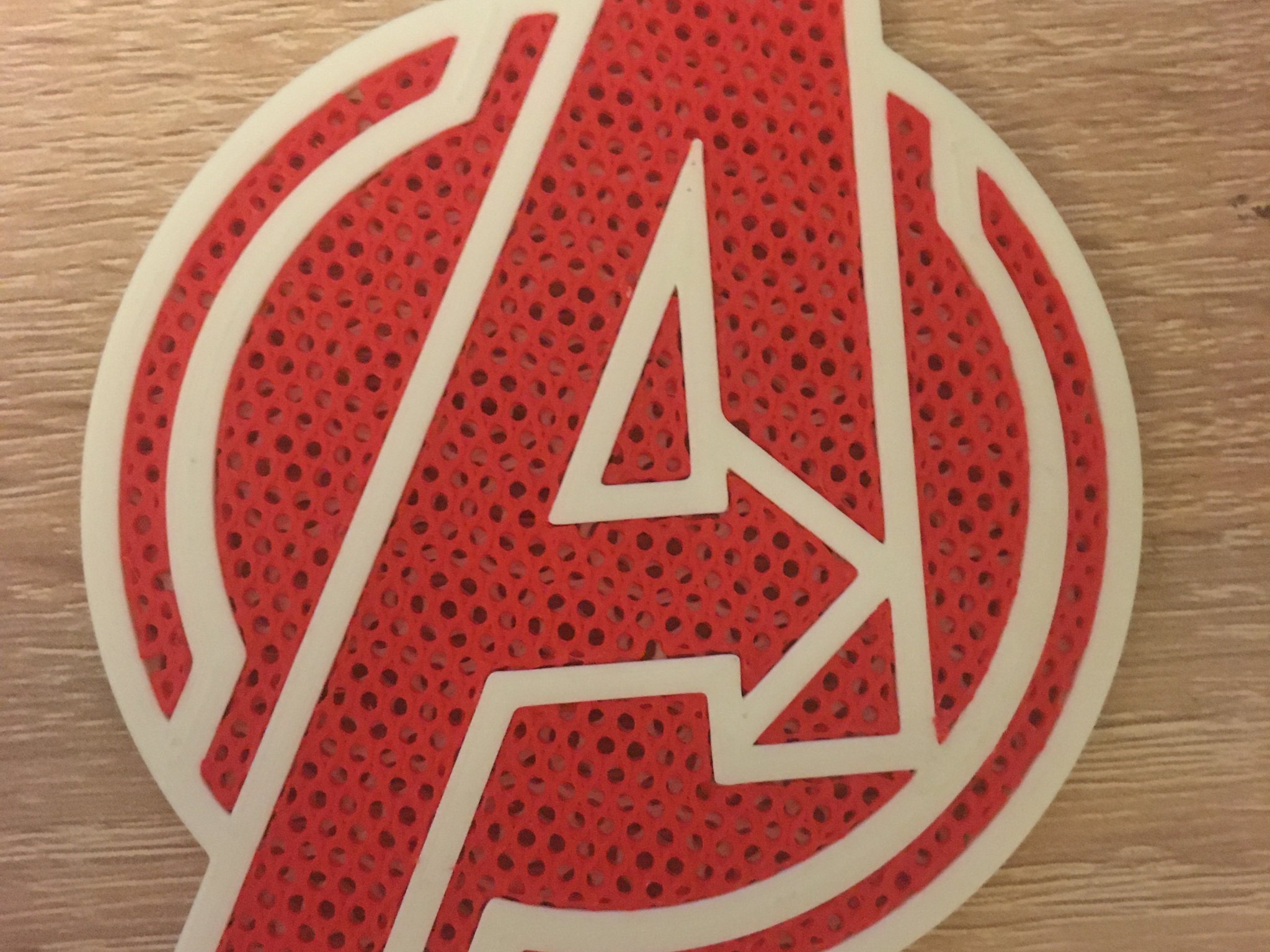 Biểu tượng Avengers với thiết kế hai màu sắc